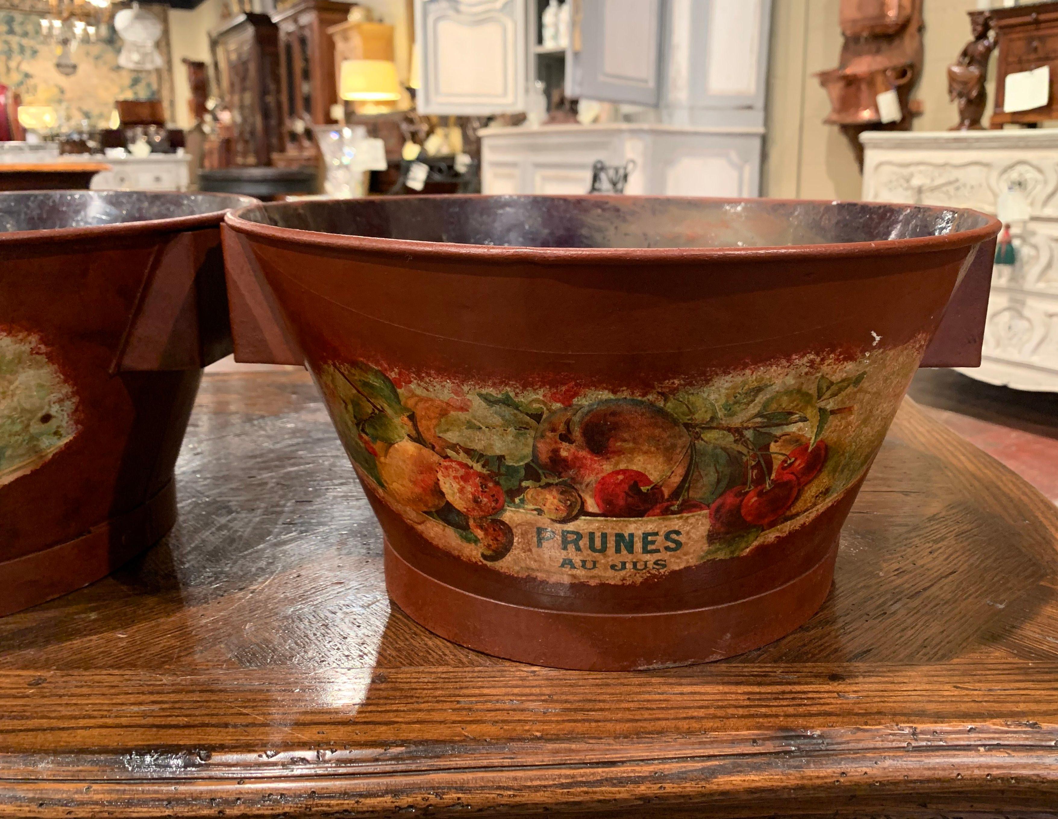Pair of Midcentury French Hand Painted Tole Baskets with Fruit Decor In Excellent Condition For Sale In Dallas, TX