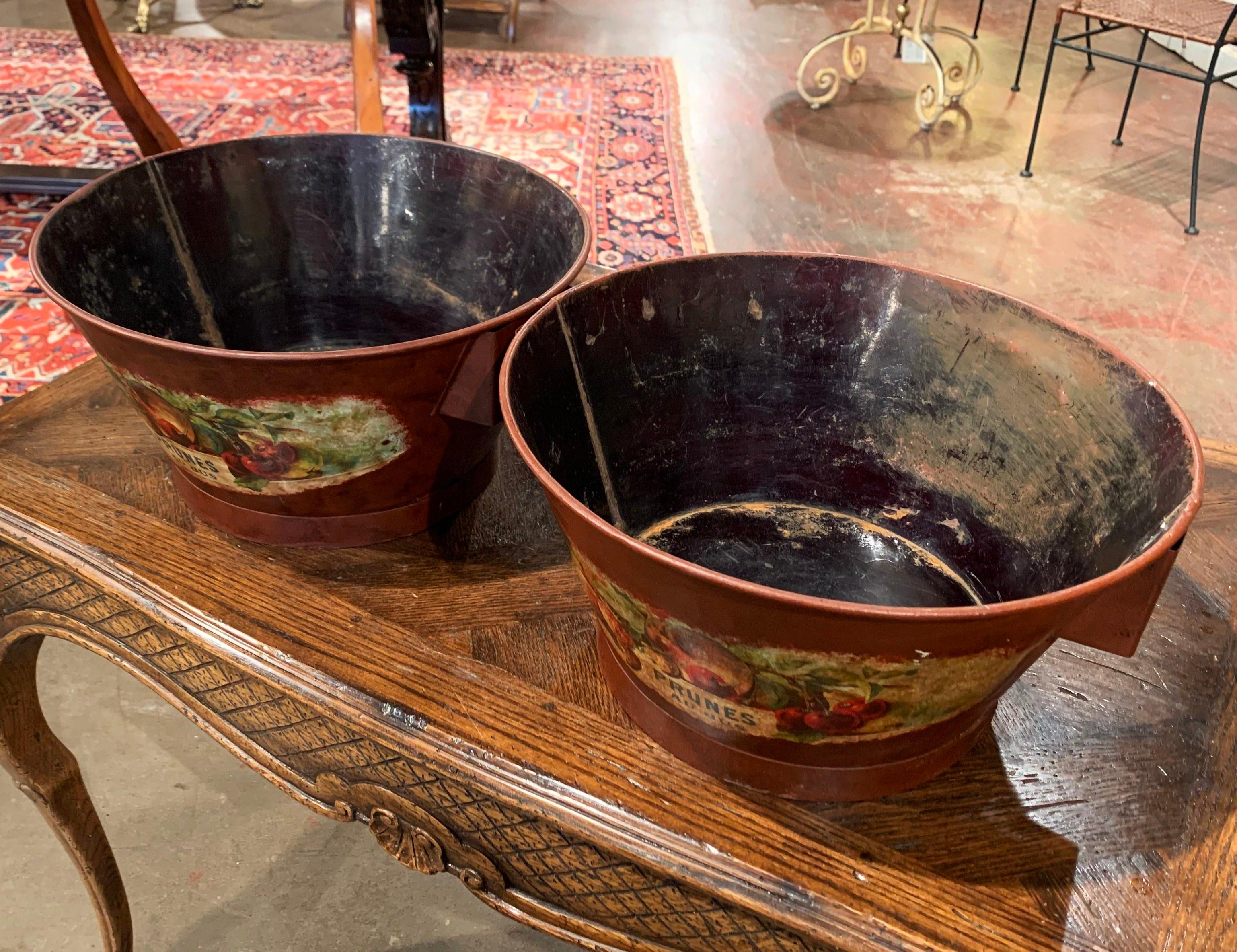 20th Century Pair of Midcentury French Hand Painted Tole Baskets with Fruit Decor For Sale