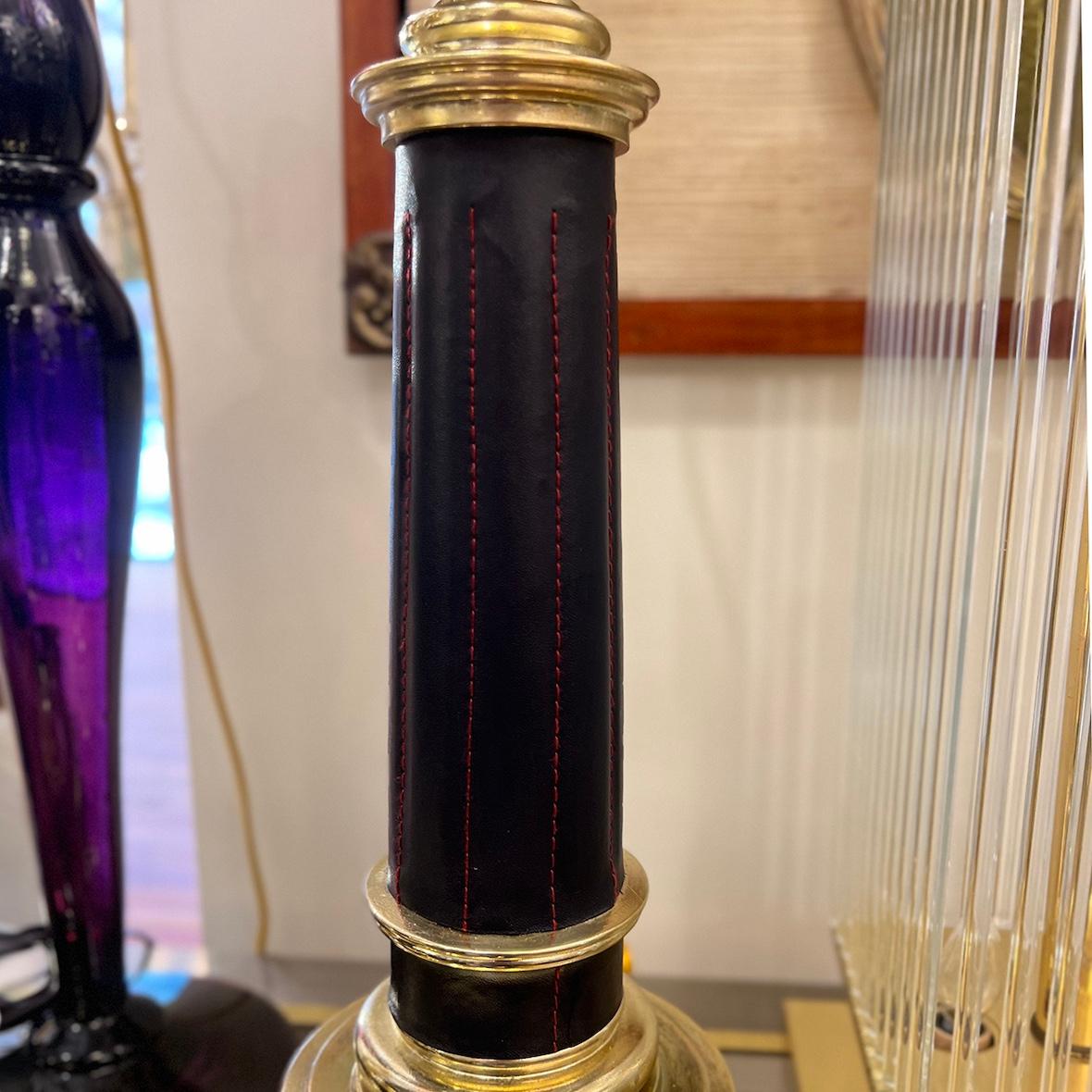 Paire de lampes en cuir françaises du milieu du siècle dernier Bon état - En vente à New York, NY