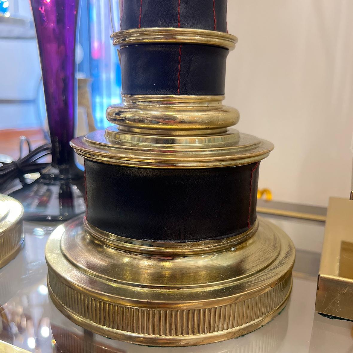 Bronze Paire de lampes en cuir françaises du milieu du siècle dernier en vente