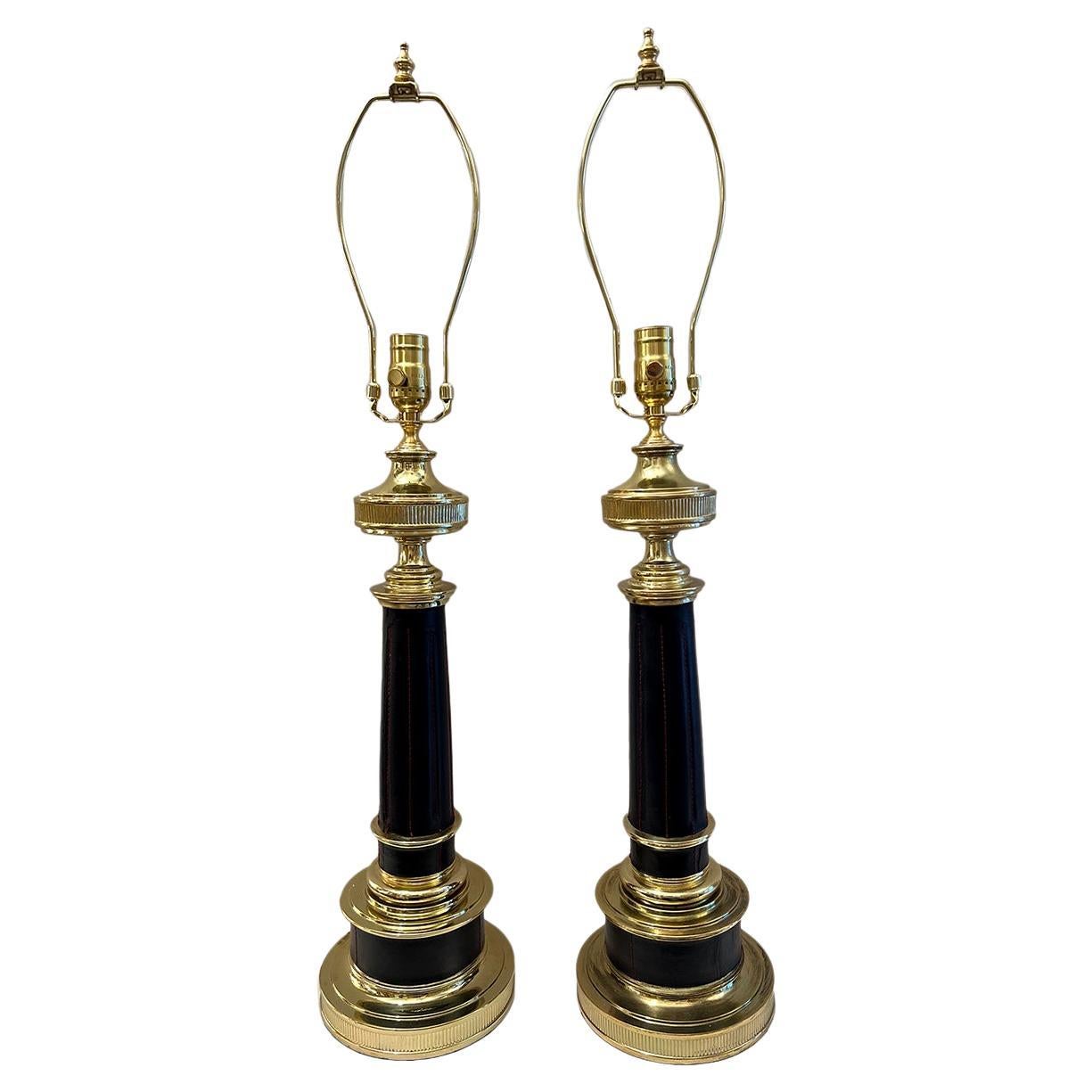 Paire de lampes en cuir françaises du milieu du siècle dernier en vente