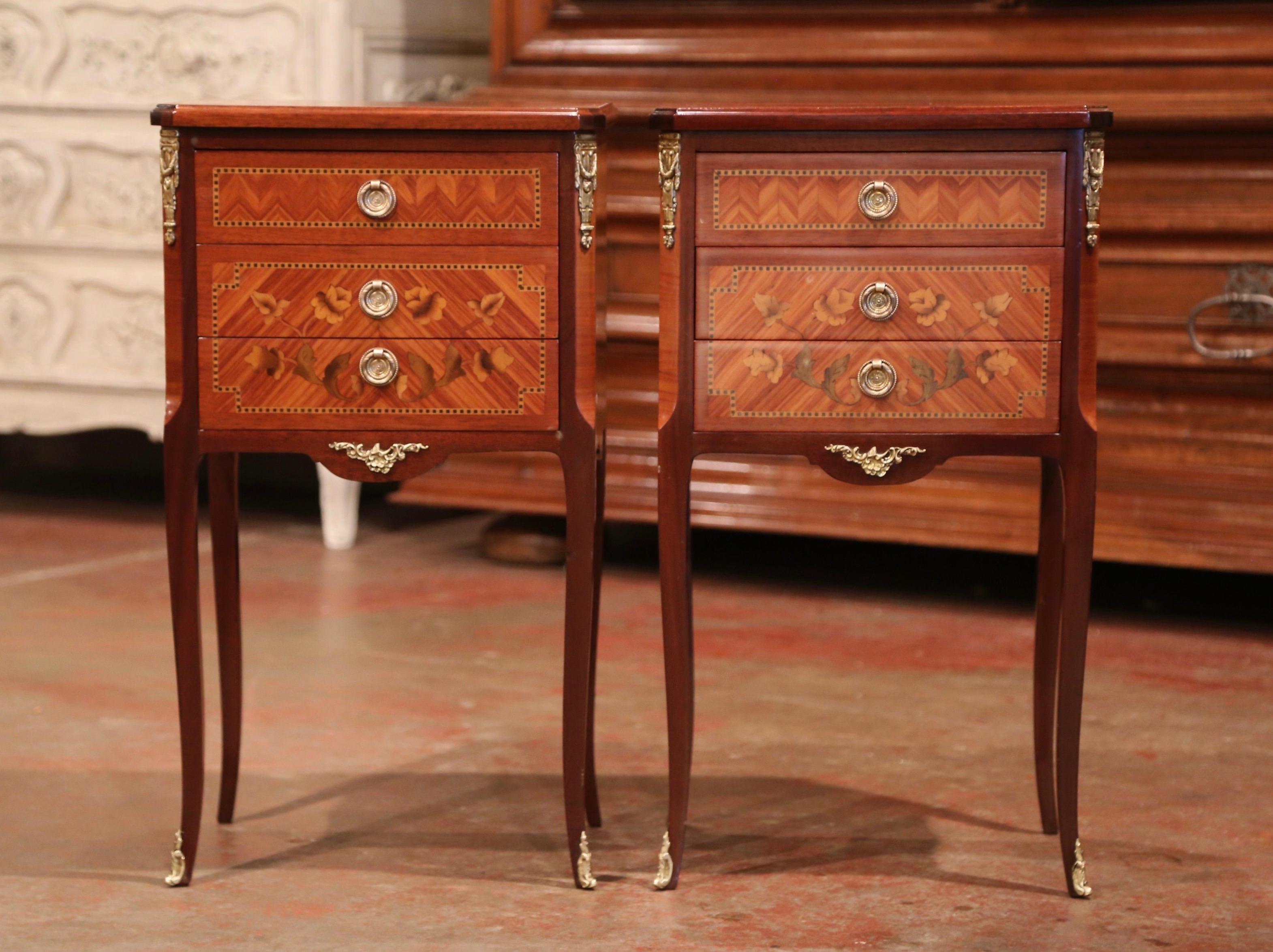 Pair of Midcentury French Louis XV Walnut Inlay and Marquetry Bedside Tables In Excellent Condition In Dallas, TX