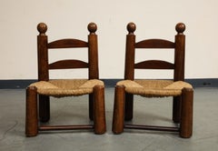 Paire de chaises basses pour enfants en chêne et jonc du milieu du siècle dernier par Charles Dudouyt