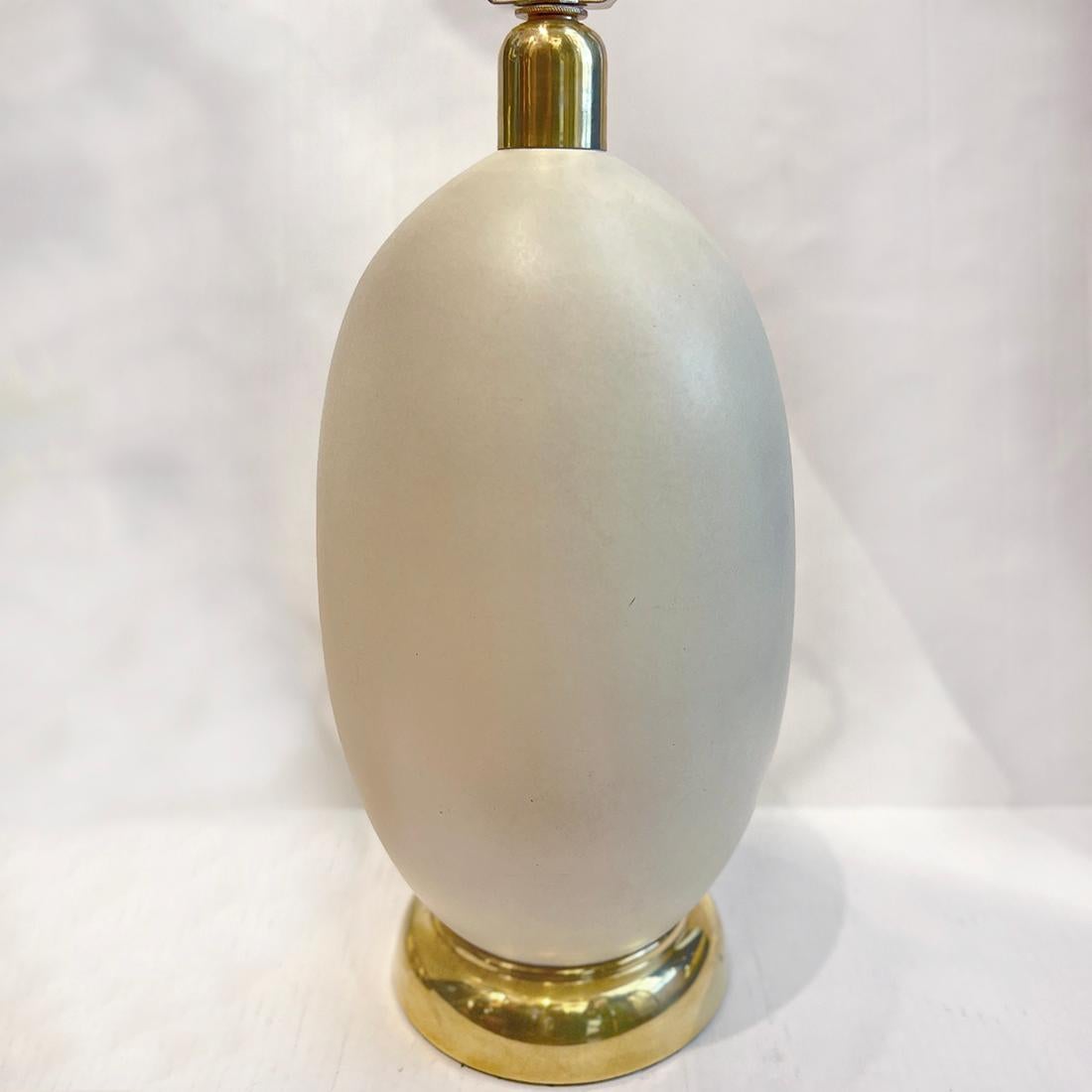Coppia di lampade francesi degli anni '60 circa con base in bronzo.

Misure:
Altezza del corpo: 15,5
Altezza del paralume: 22.5