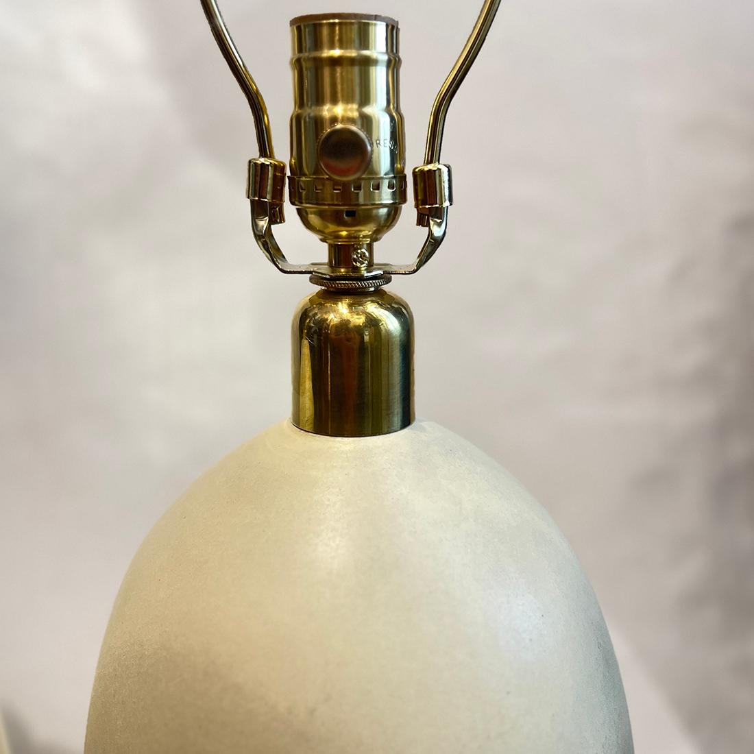 Francese Coppia di lampade in porcellana francese del Medioevo in vendita
