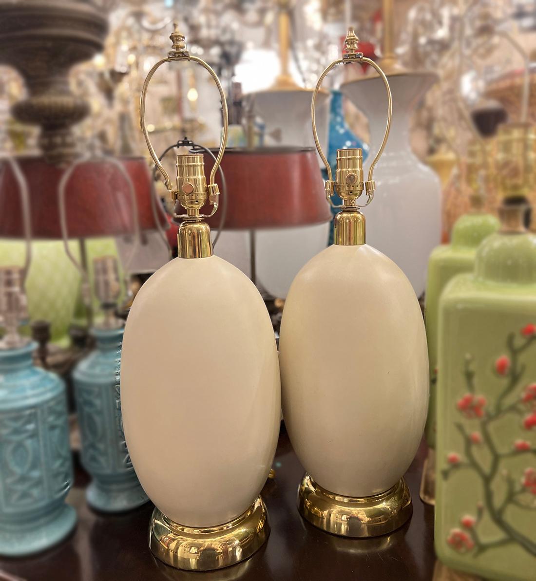 Metà XX secolo Coppia di lampade in porcellana francese del Medioevo in vendita