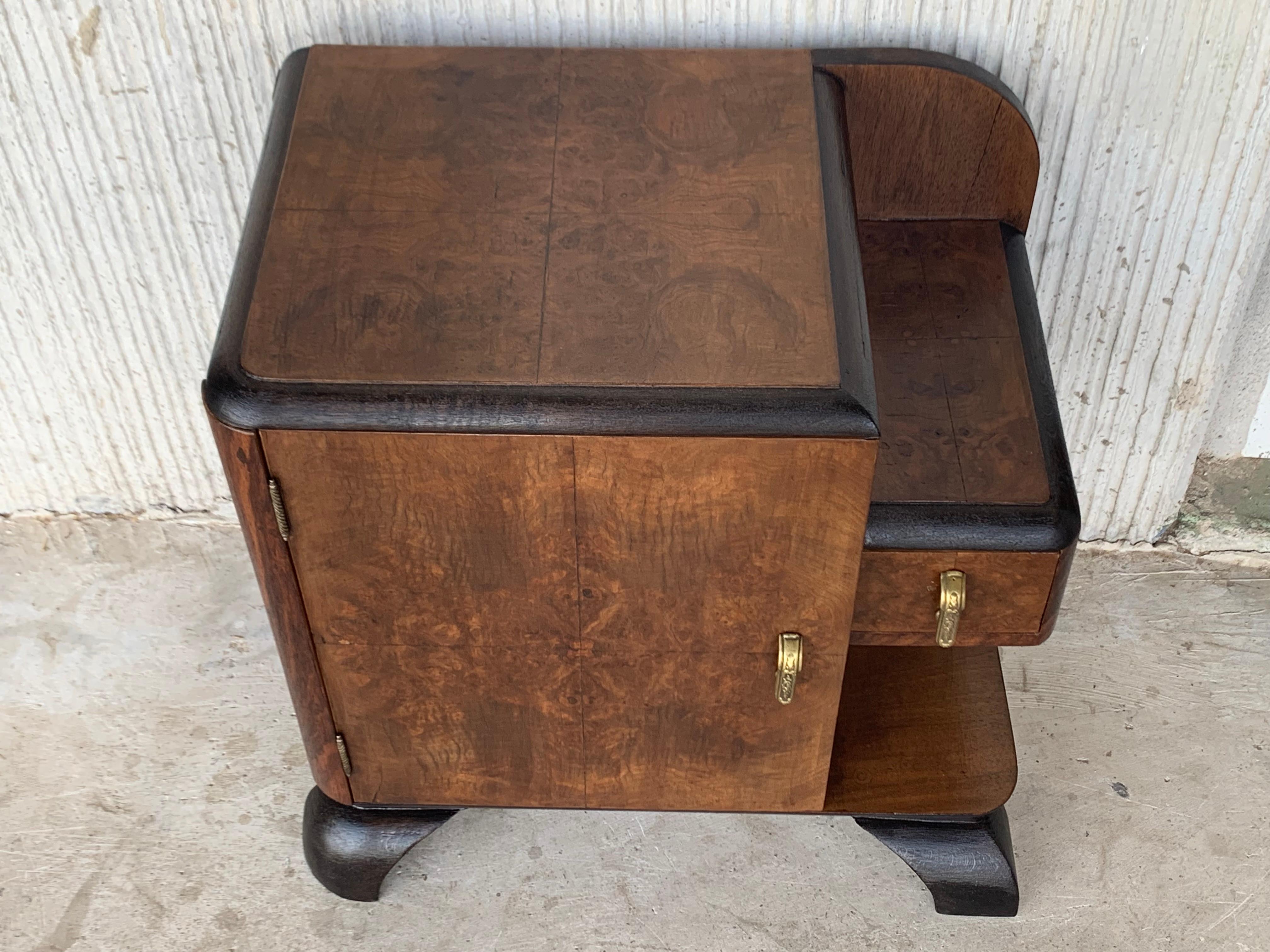 Pair of Midcentury Front Nightstands with Original Hardware and Ebonized Base In Good Condition For Sale In Miami, FL