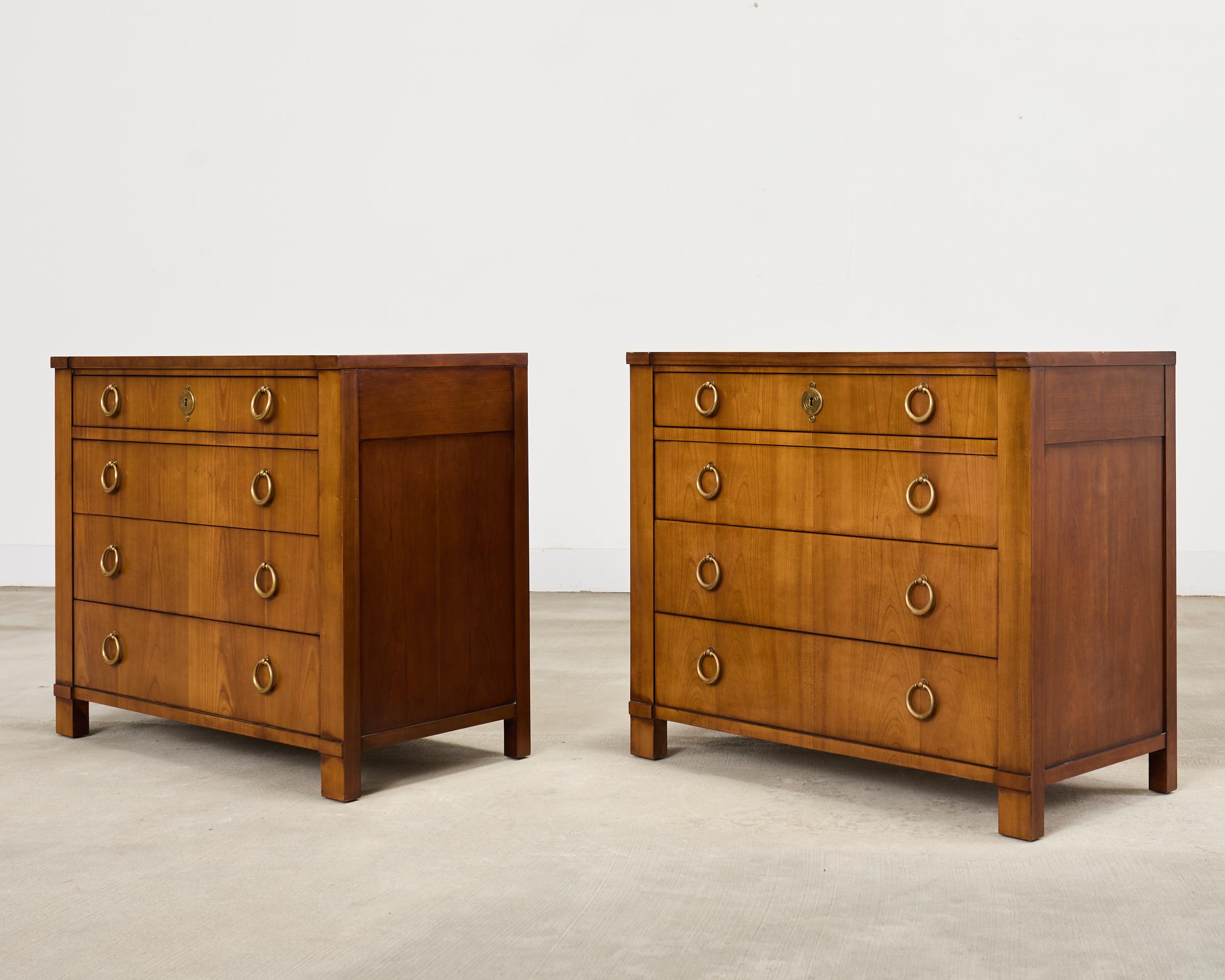 Mid-Century moderno Coppia di comò o cassapanche di Baker in legno di cirmolo del Medioevo in vendita