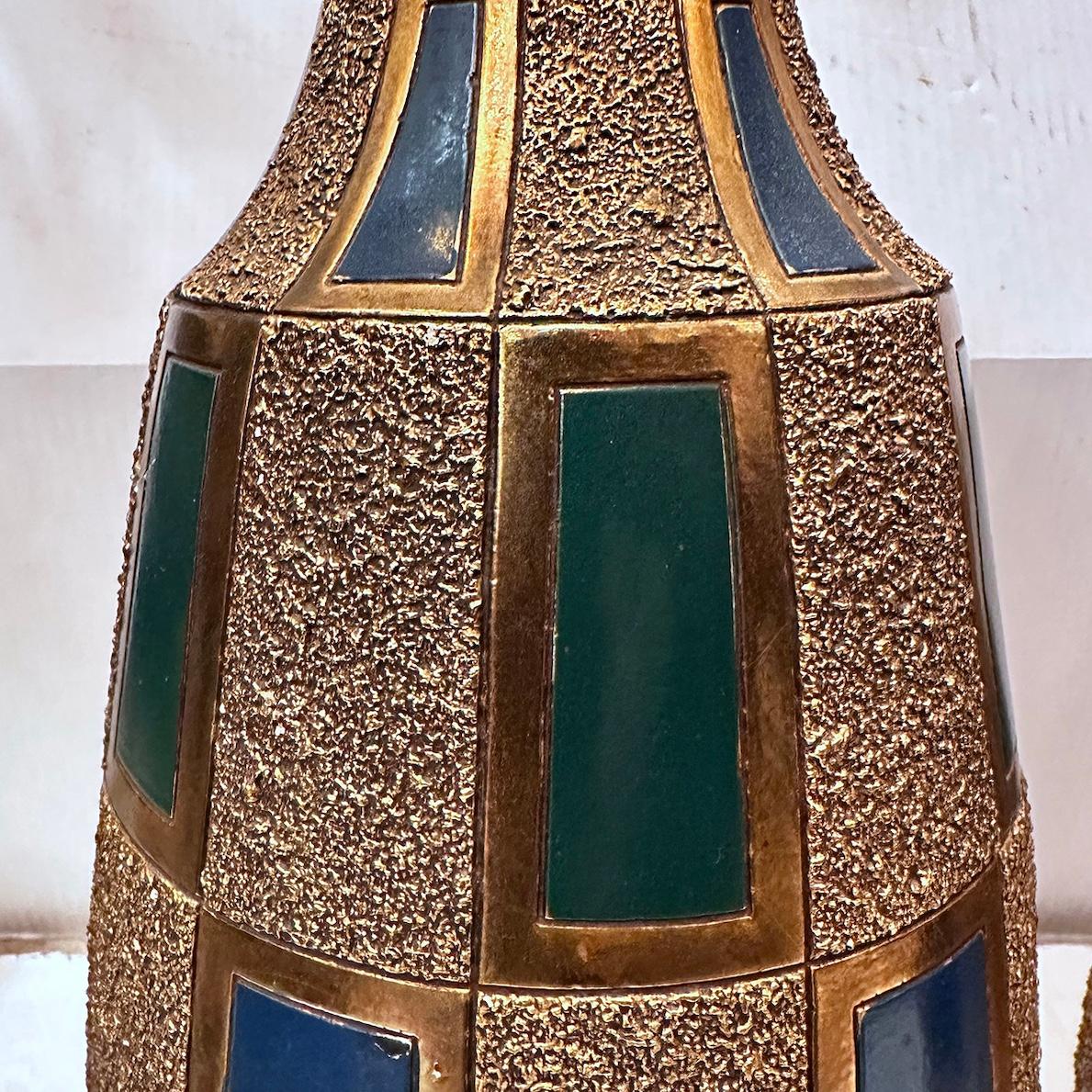 Ceramica Coppia di lampade geometriche del Medioevo in vendita