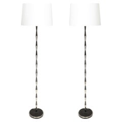 Paire de lampadaires géométriques du milieu du siècle en nickel poli et bronze industriel, signés Gio Ponti