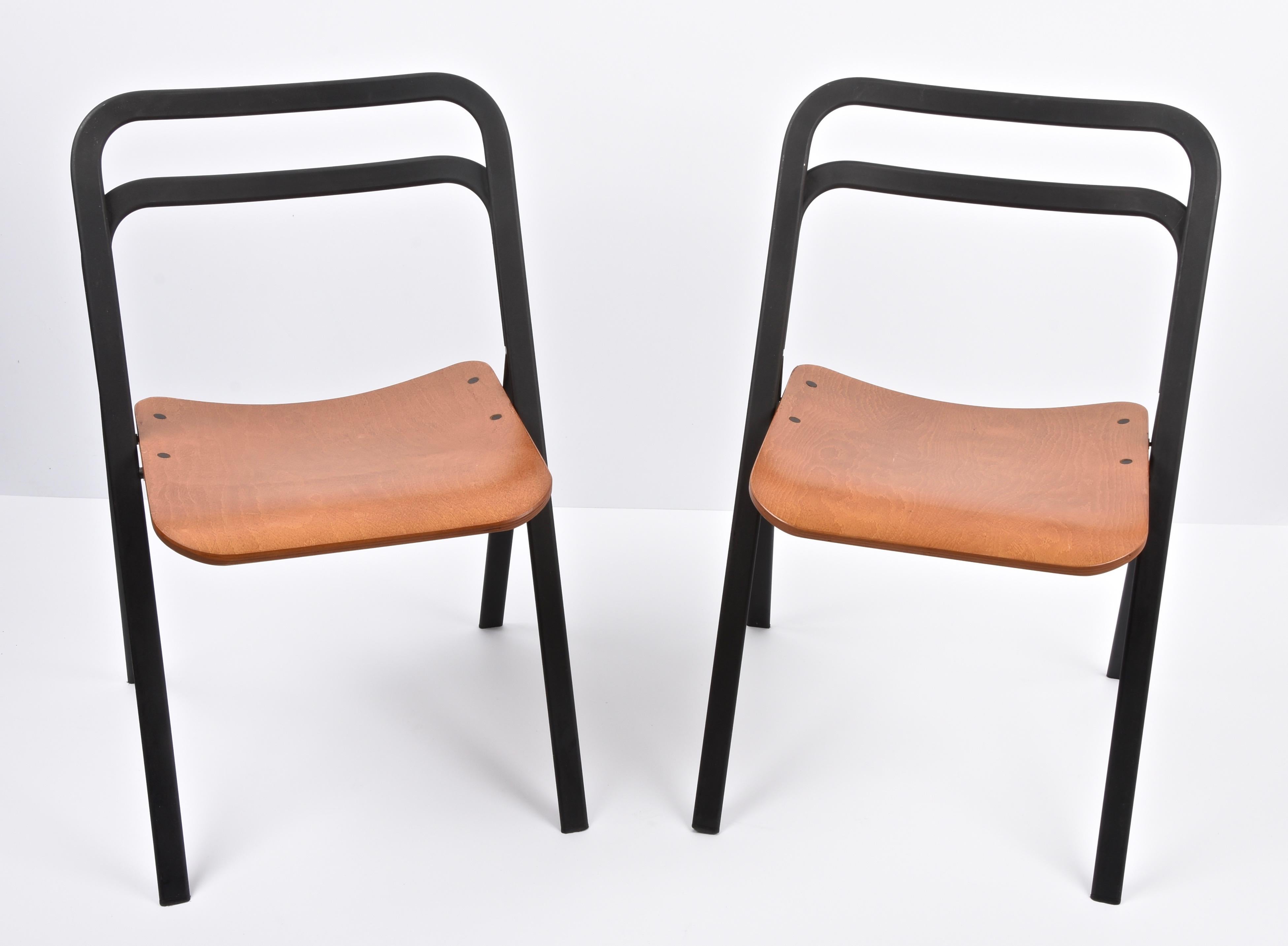 Asombroso par de sillas plegables de mediados de siglo de metal negro y madera curvada. Este fantástico conjunto fue diseñado por Giorgio Catellan y producido por Cidue en Italia durante la década de 1970.

Estas sillas son un bello ejemplo de