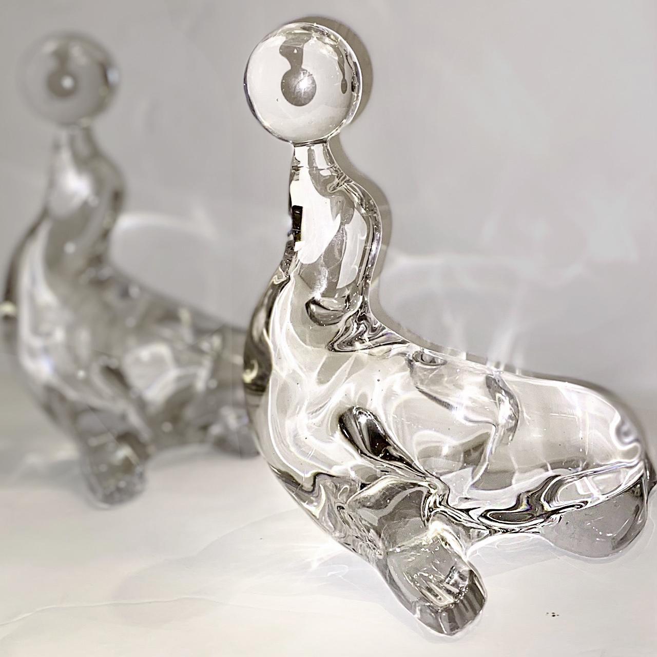 Pair of Mid-Century Glass Seals In Good Condition For Sale In New York, NY
