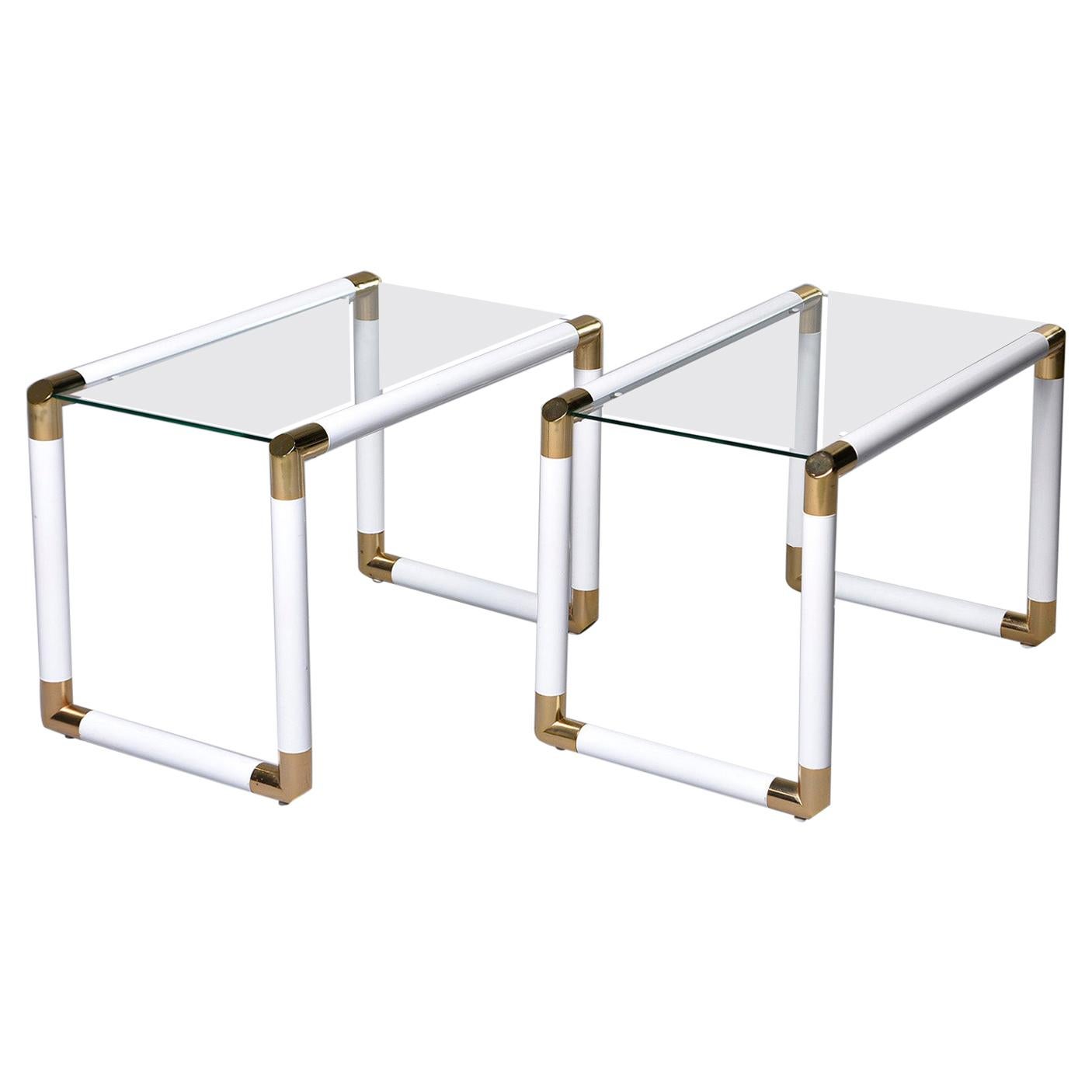 Ein Paar Tische mit Glasaufsatz aus der Mitte des Jahrhunderts mit Rahmen aus Messing und weißen Metallrohren