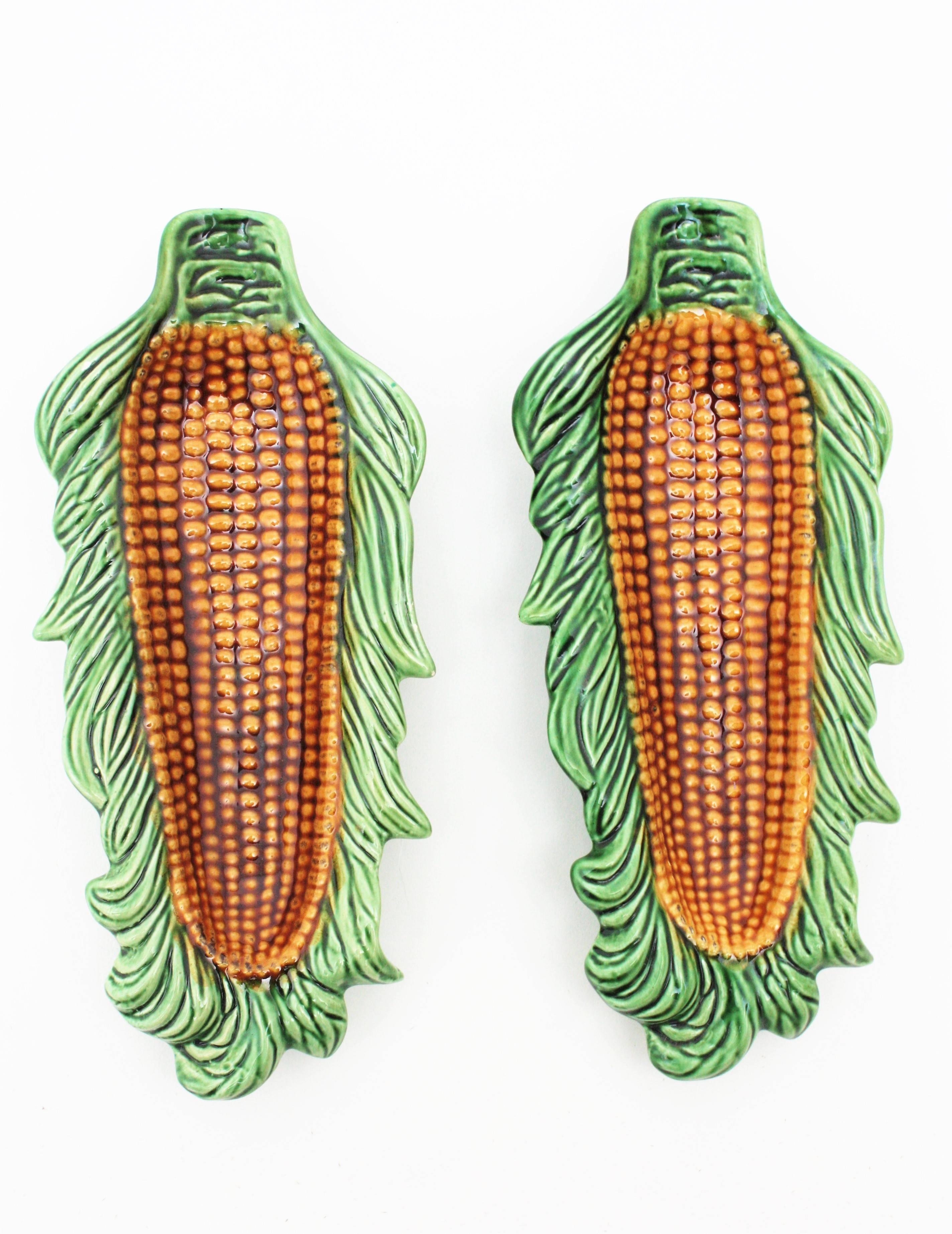 A Cool Pair of Green and Yellow Majolica Glazed Ceramic Corn On The Cob Plates. Portugal, 1950s-1960s.
Perfect for the daily use of for decorative purposes.
Excellent condition.
Measures: 25,5 cm W x 11 cm D x 4 cm H

On sale as a set.
