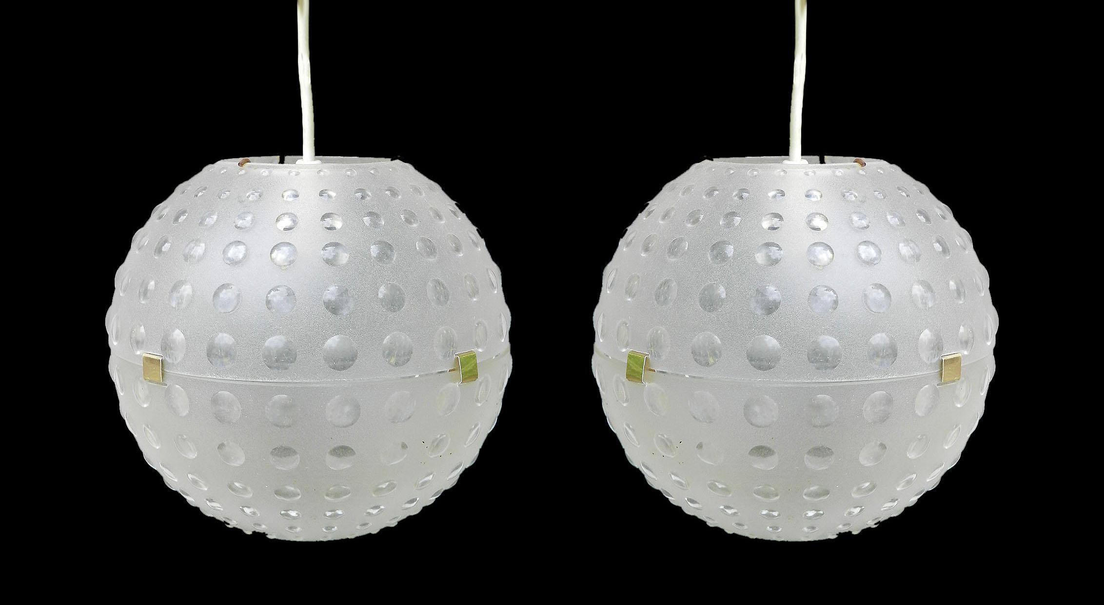 Mid-Century Modern Paire de Globe Lighting en plastique moulé opaque du milieu du siècle dernier, vers 1960 en vente