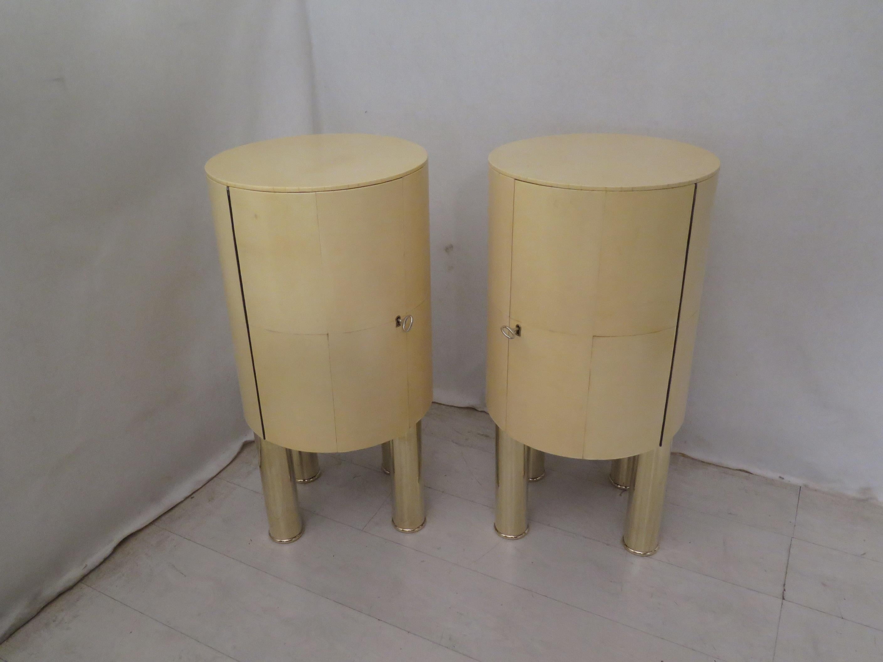 Original pair of bedside tables for the very special cylindrical design, and the use of sophisticated materials, goatskin and brass.

Their structure is in wood covered in goatskin. Cylindrical shape. They have a door on the front, with a large