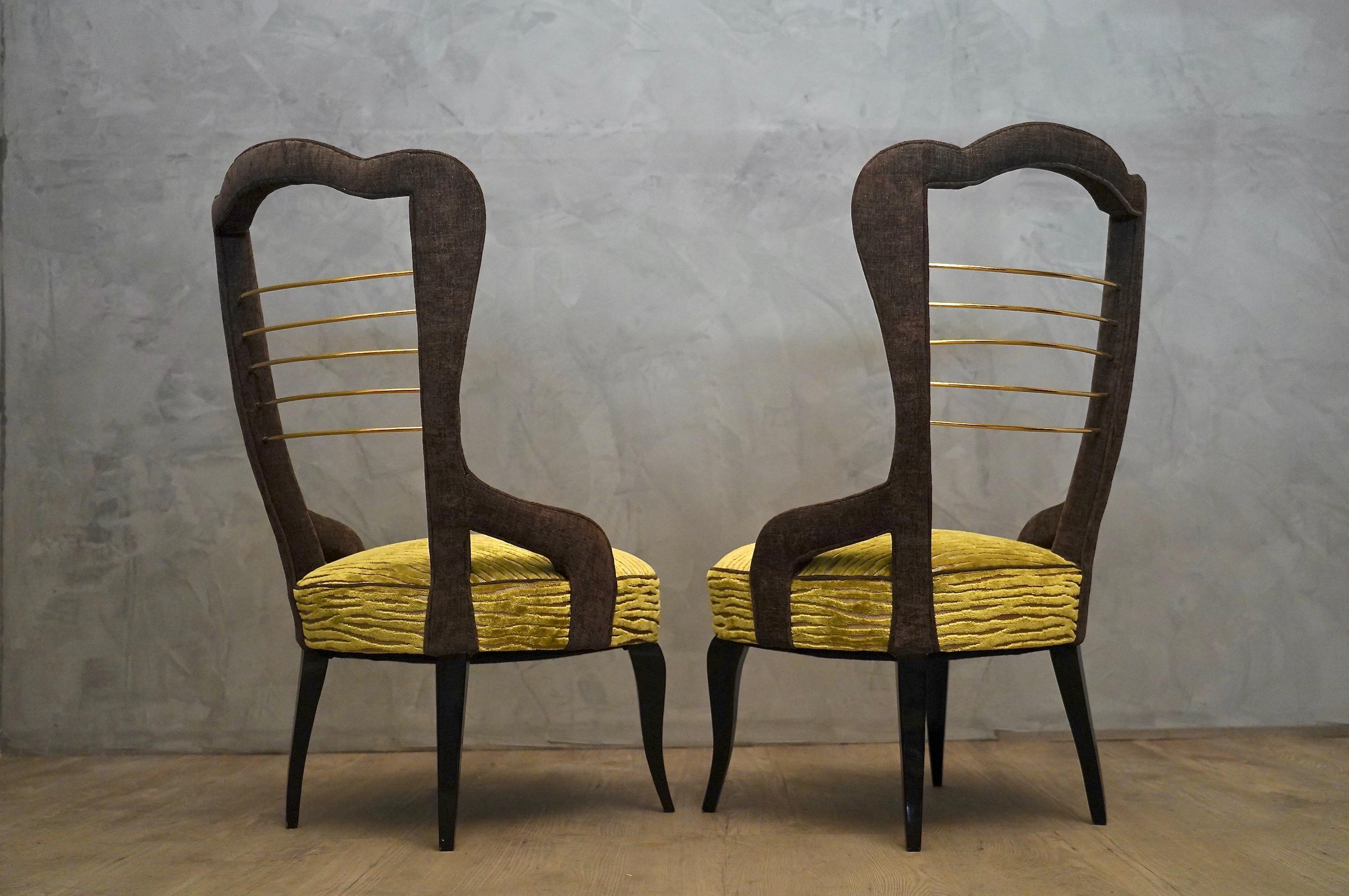 A couple of chic and loving room armchairs. Valuable their shape and the combination of the precious fabrics used to cover them. They can find more locations in your home due to their soft and simple style, yet very elegant.

Wooden frame completely