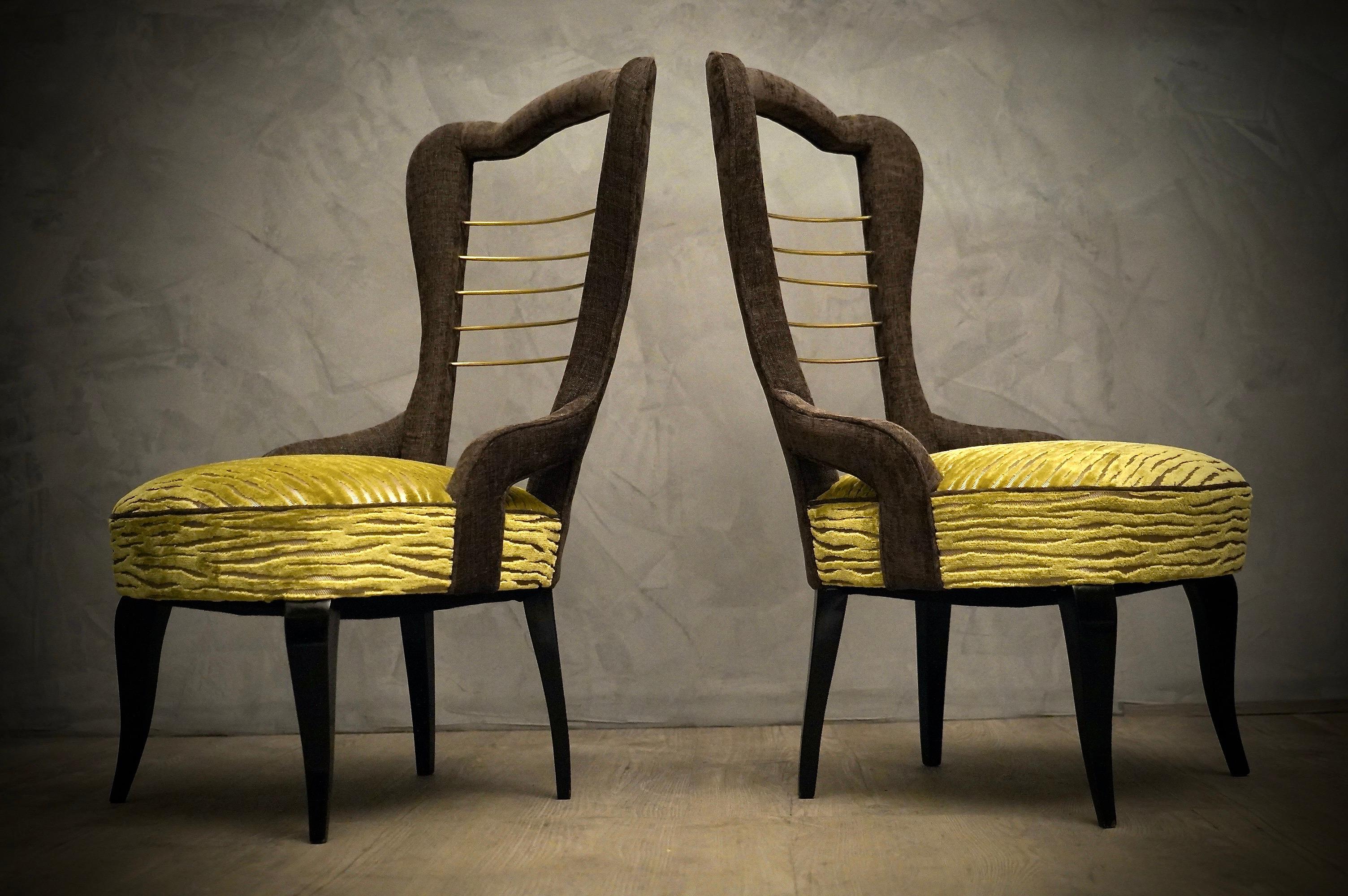 A couple of chic and loving room armchairs. Valuable their shape and the combination of the precious fabrics used to cover them. They can find more locations in your home due to their soft and simple style, yet very elegant.

Wooden frame completely