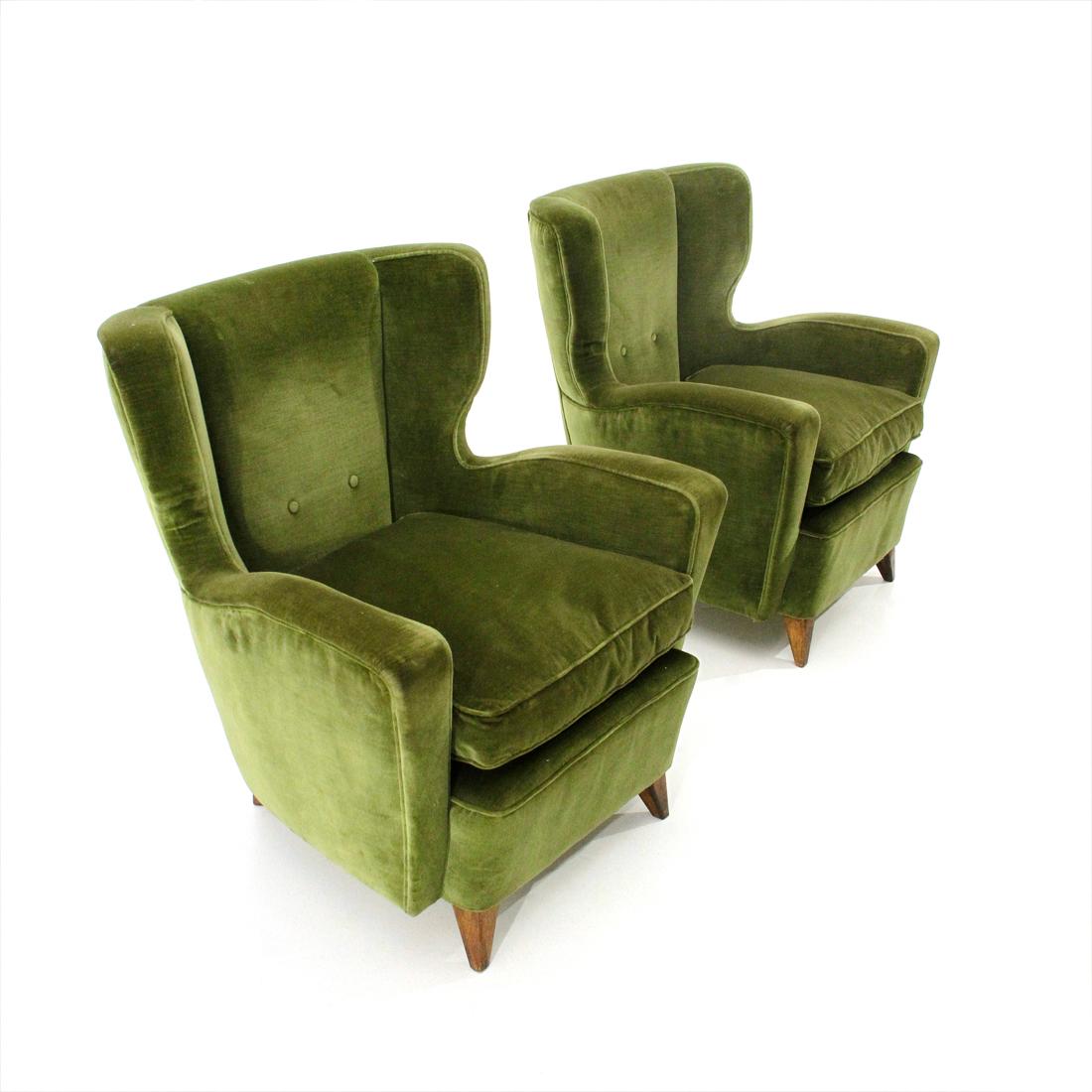 Pair of Italian manufactures armchairs produced in the 1950s.
Wooden structure padded and lined with green velvet, original of the era.
Padded cushion.
Feet in shaped wood.
Good general conditions, some signs due to normal use over