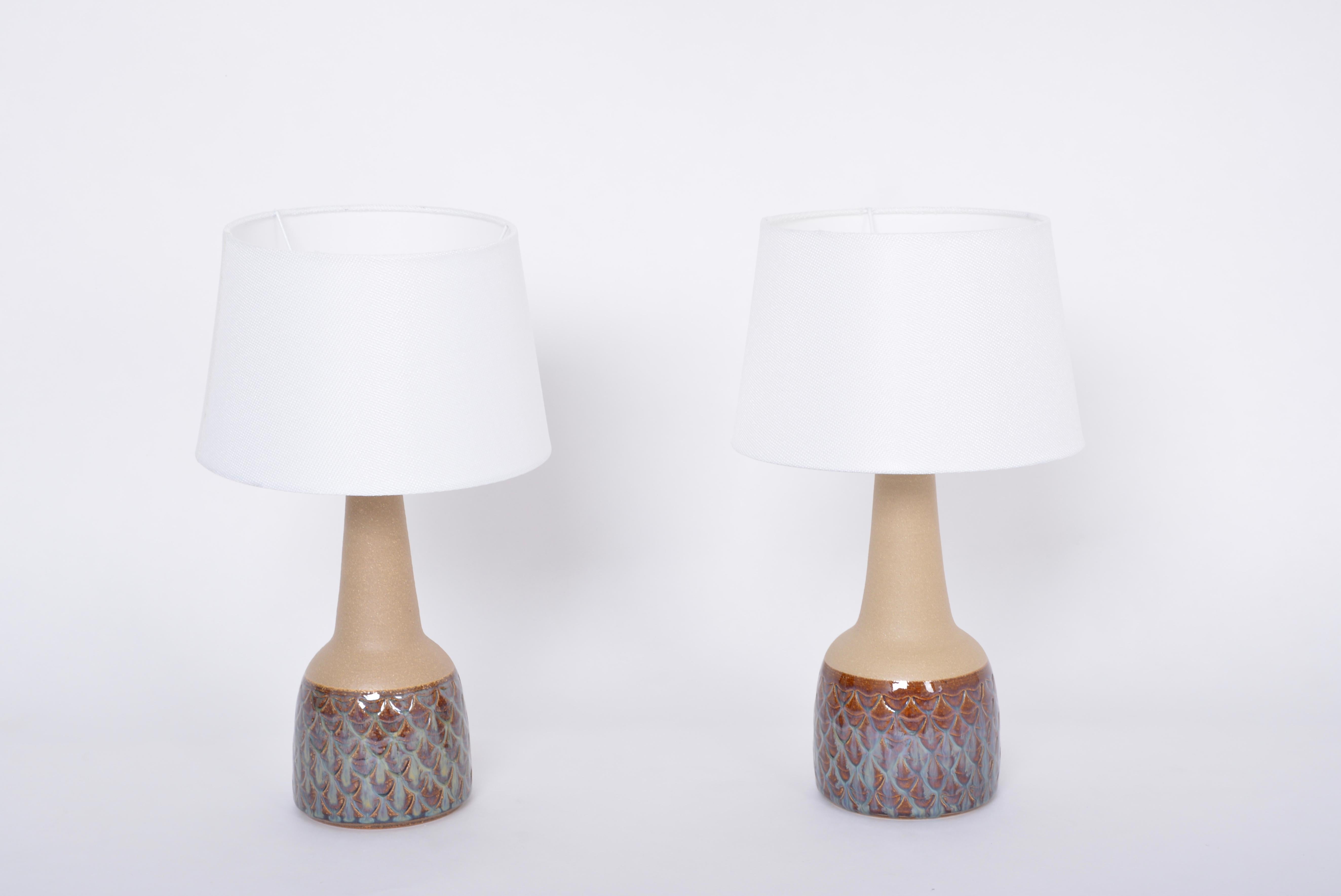 Ein Paar handgefertigte Tischlampen aus der Mitte des Jahrhunderts, Modell 3012, von Einar Johansen für Soholm

Dieses Paar Tischlampen aus Steinzeug wurde von Einar Johansen entworfen und in den 1960er Jahren auf der dänischen Insel Bornholm von