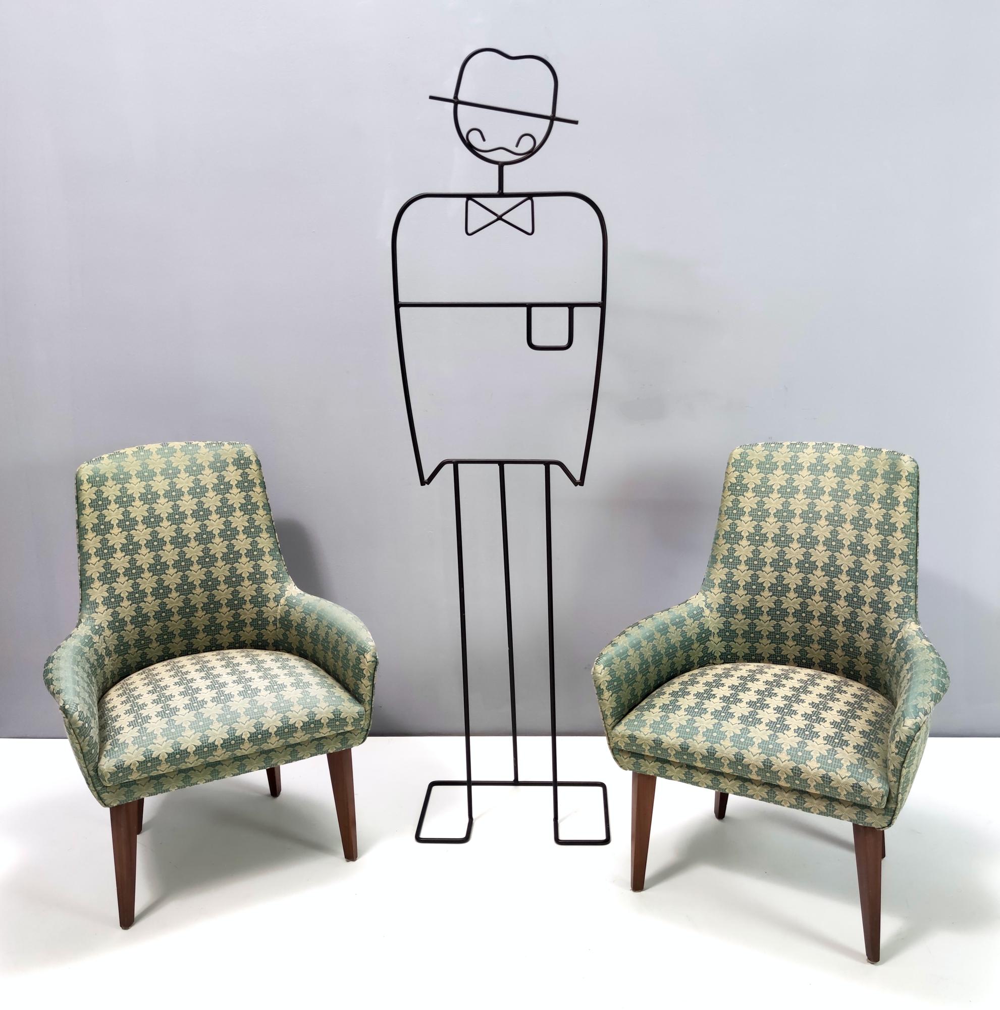Fabriqué en Italie, années 1960.
Ces fauteuils sont dotés d'une structure en hêtre et d'un revêtement en tissu vert de haute qualité.
Ils peuvent présenter de légères traces d'utilisation puisqu'ils sont vintage, mais ils peuvent être considérés