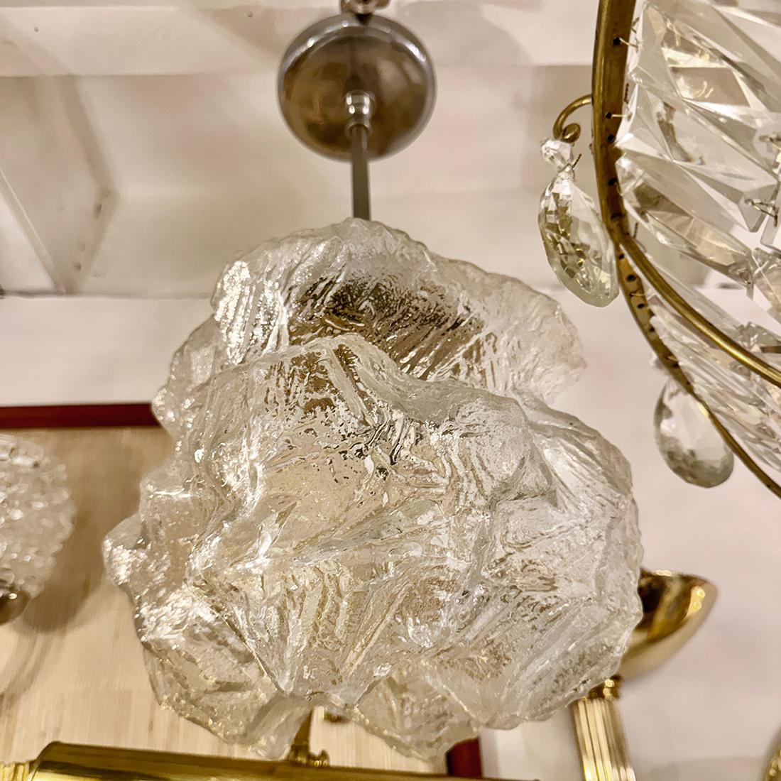 Coppia di ciondoli in vetro ghiaccio del Medioevo, venduti singolarmente In condizioni buone in vendita a New York, NY