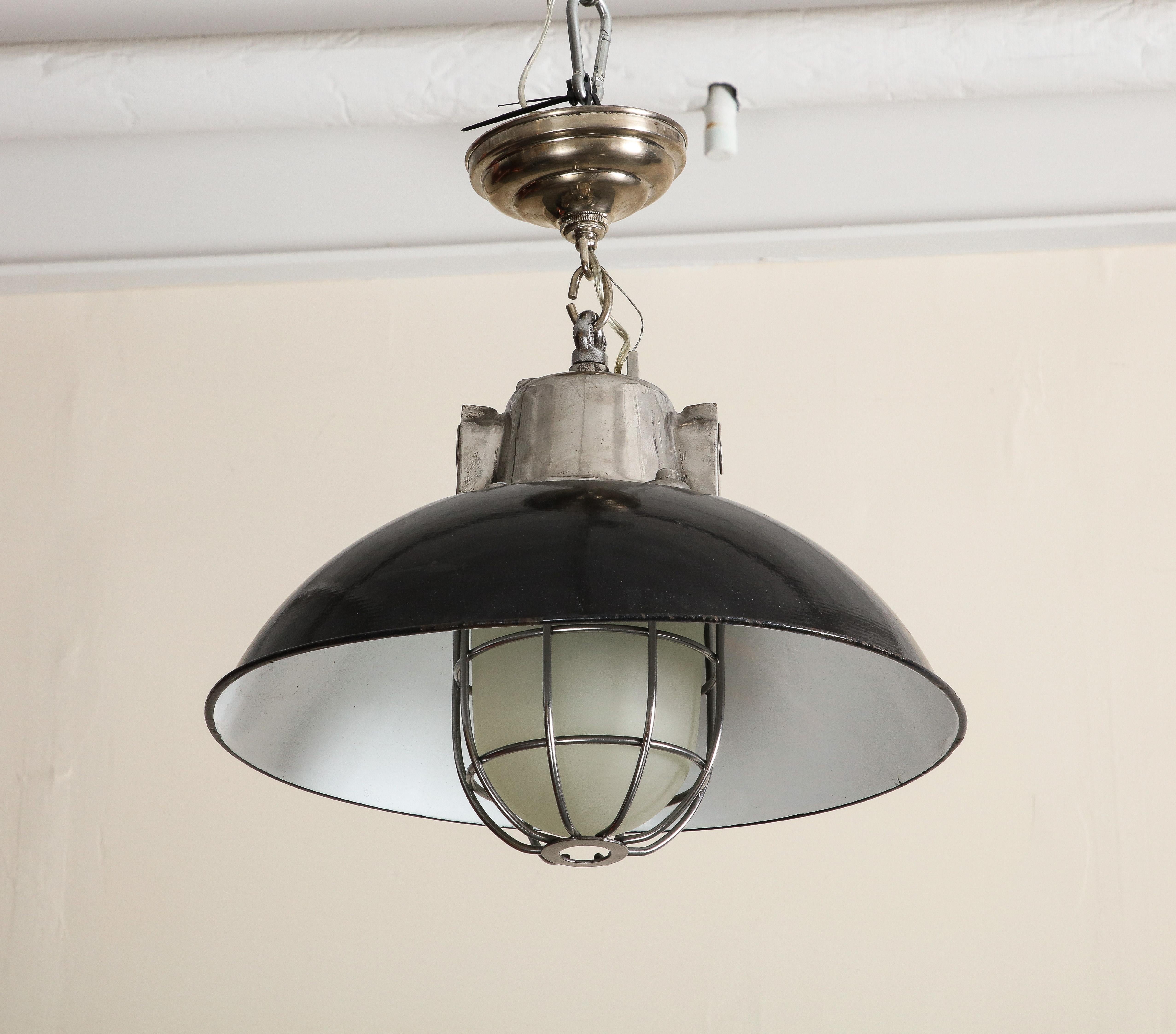 Smalto Coppia di luci a sospensione a gabbia in stile industriale del Medioevo con paralume in smalto nero in vendita