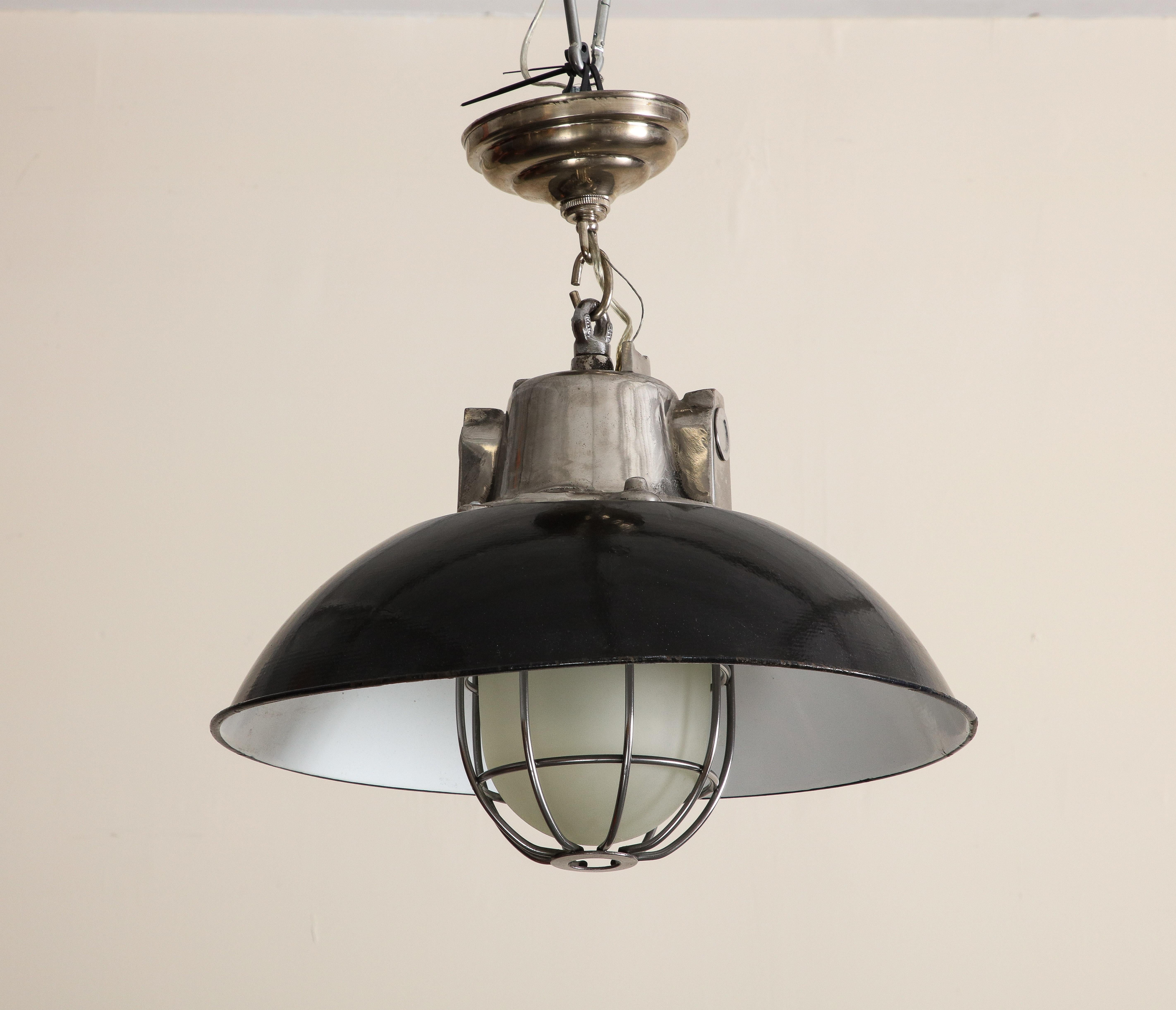 Coppia di luci a sospensione a gabbia in stile industriale del Medioevo con paralume in smalto nero In condizioni buone in vendita a Chicago, IL