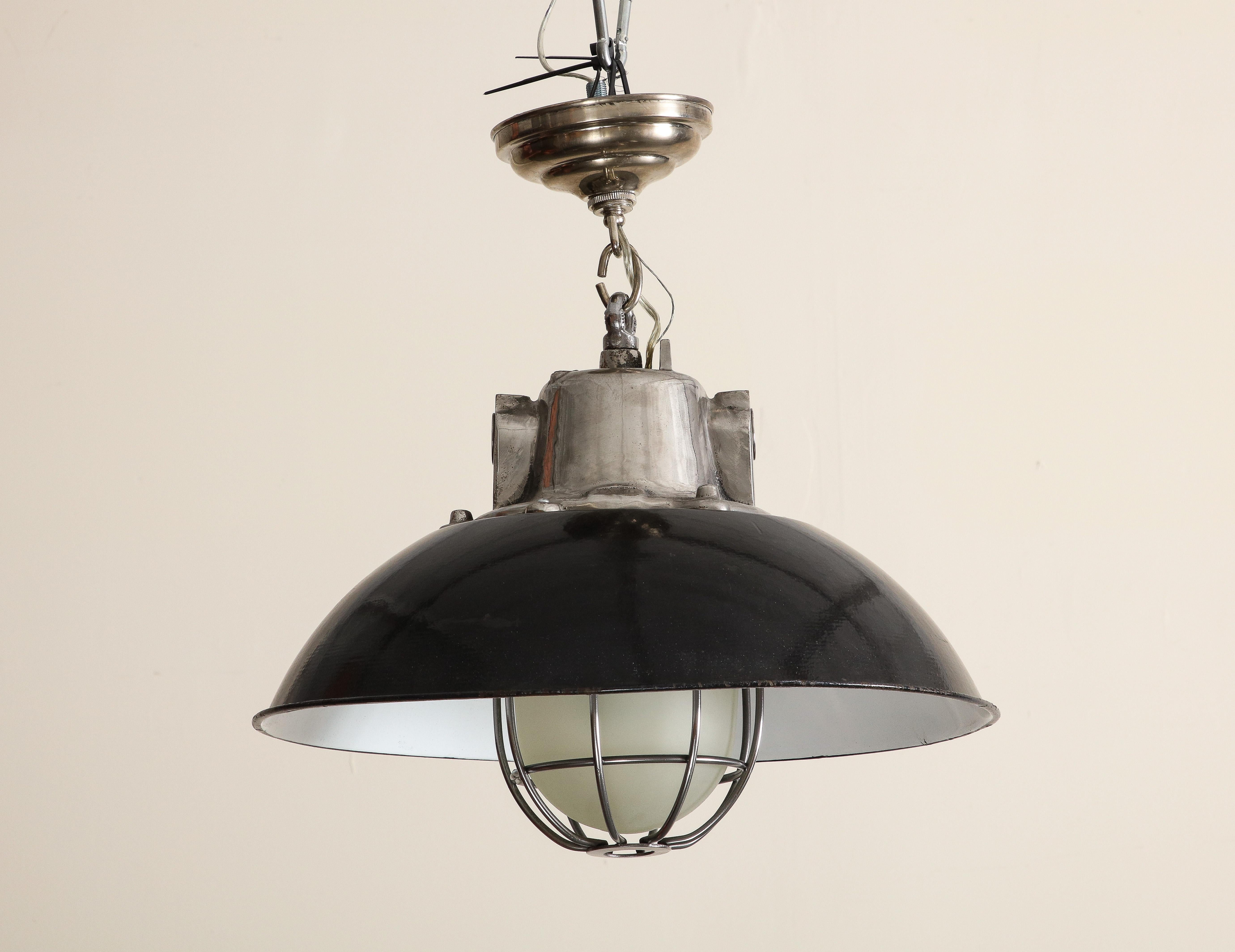 XX secolo Coppia di luci a sospensione a gabbia in stile industriale del Medioevo con paralume in smalto nero in vendita