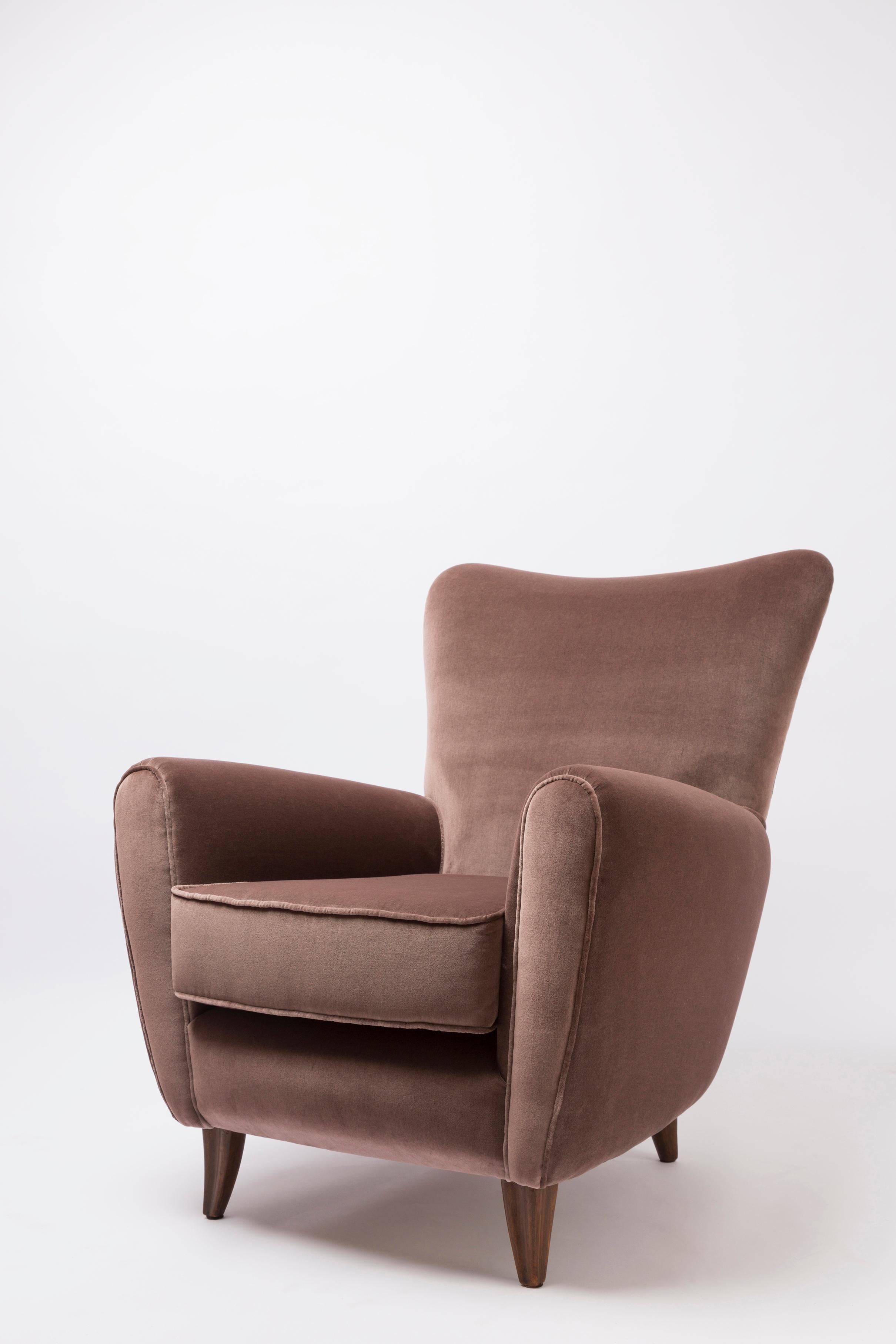 Paar seltene Sessel aus der Mitte des Jahrhunderts von dem sehr anspruchsvollen italienischen Designer Pierluigi Colli (1895 -1968)
(Modellnummer 556) wurde 1955 speziell für das Haus des berühmten italienischen Schauspielers Nunzio Filogamo in