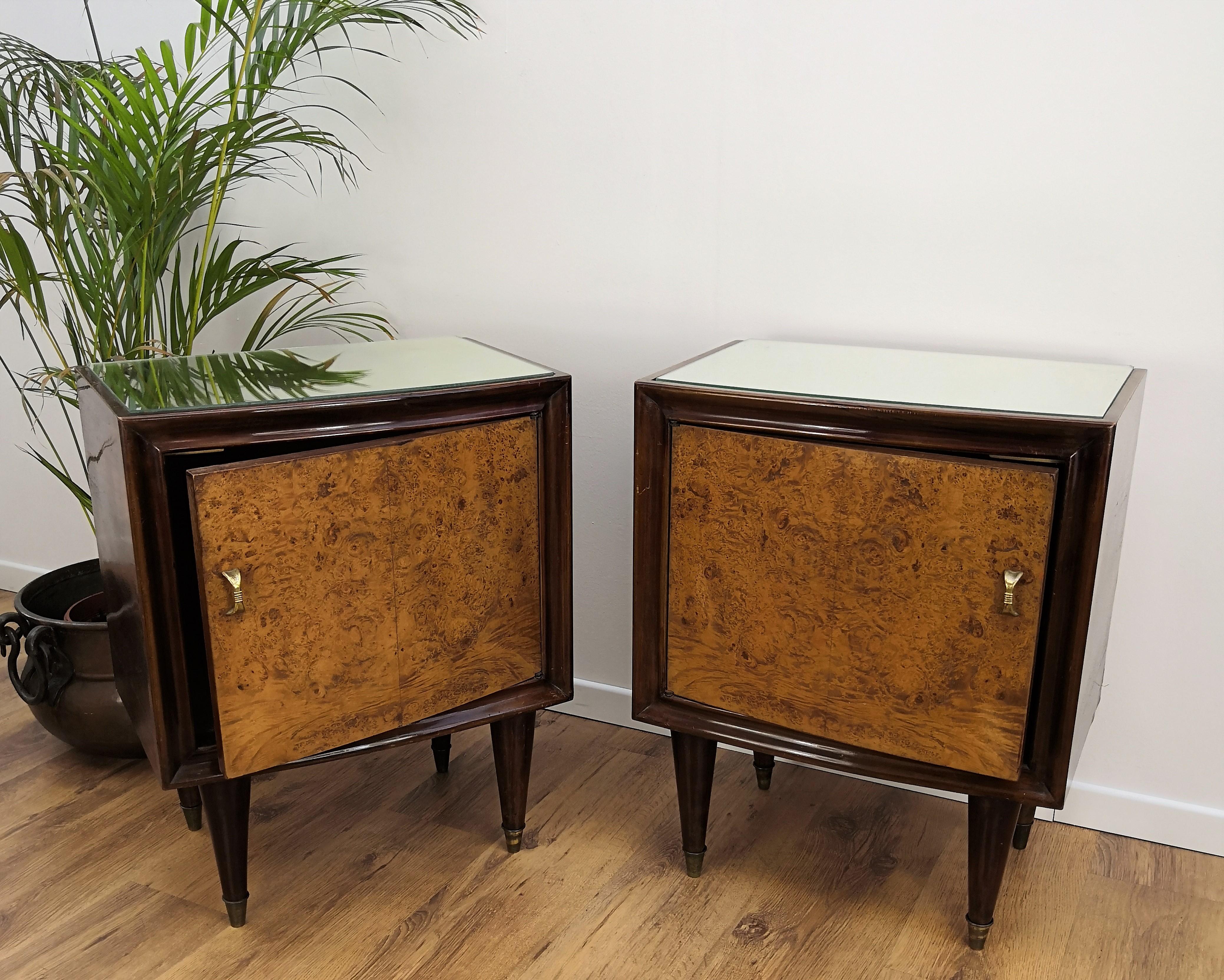 Very elegant and refined Italian 1950s Mid-Century Modern, neoclassical, in typical Art Deco design, pair of bedside tables with briar root wood front door, mirror top and brass details such as the 2 handles and the 4 footends. Those pieces, in the