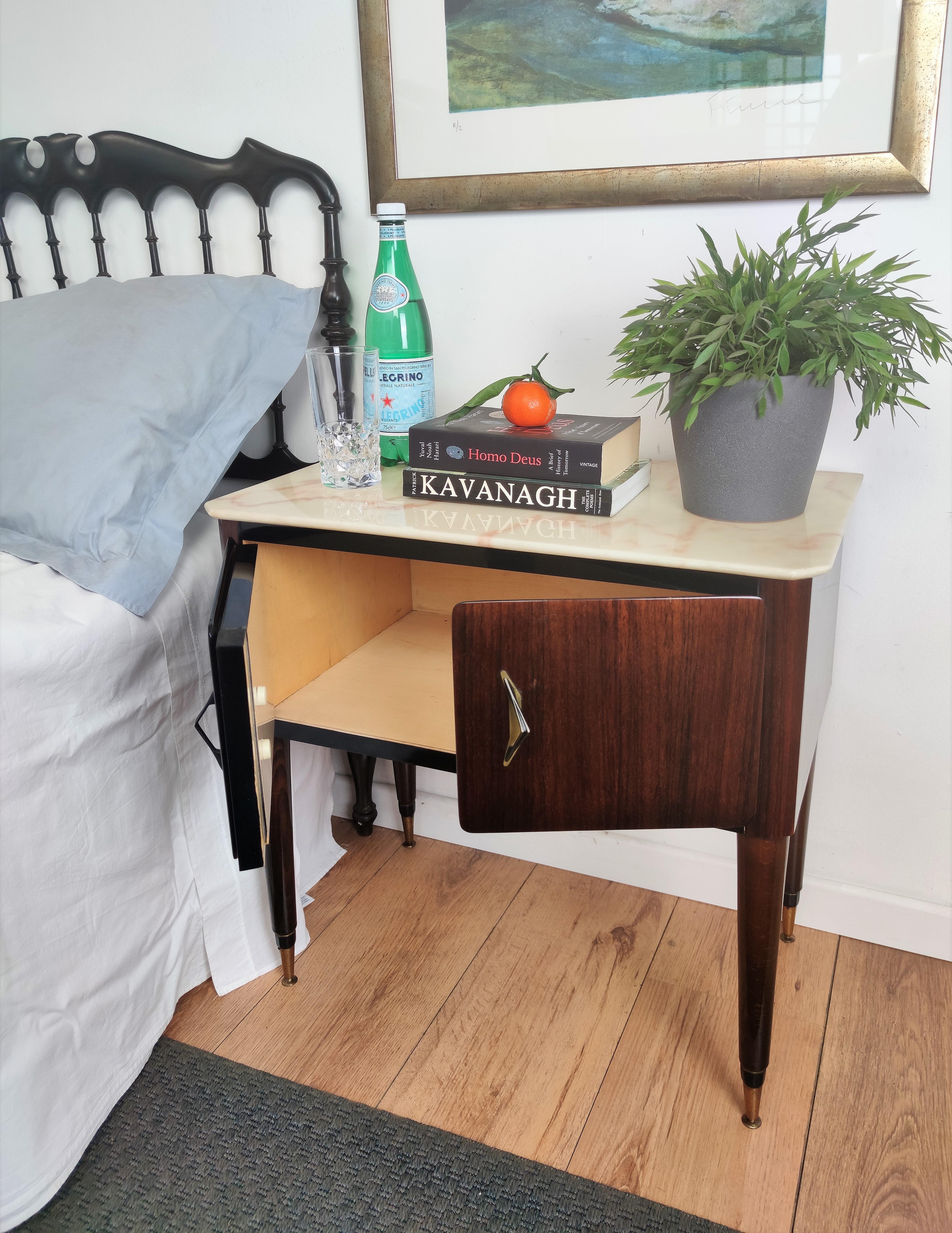 Pair of Mid-Century Italian Art Deco Nightstands Bedside Tables White Marble Top In Good Condition In Carimate, Como