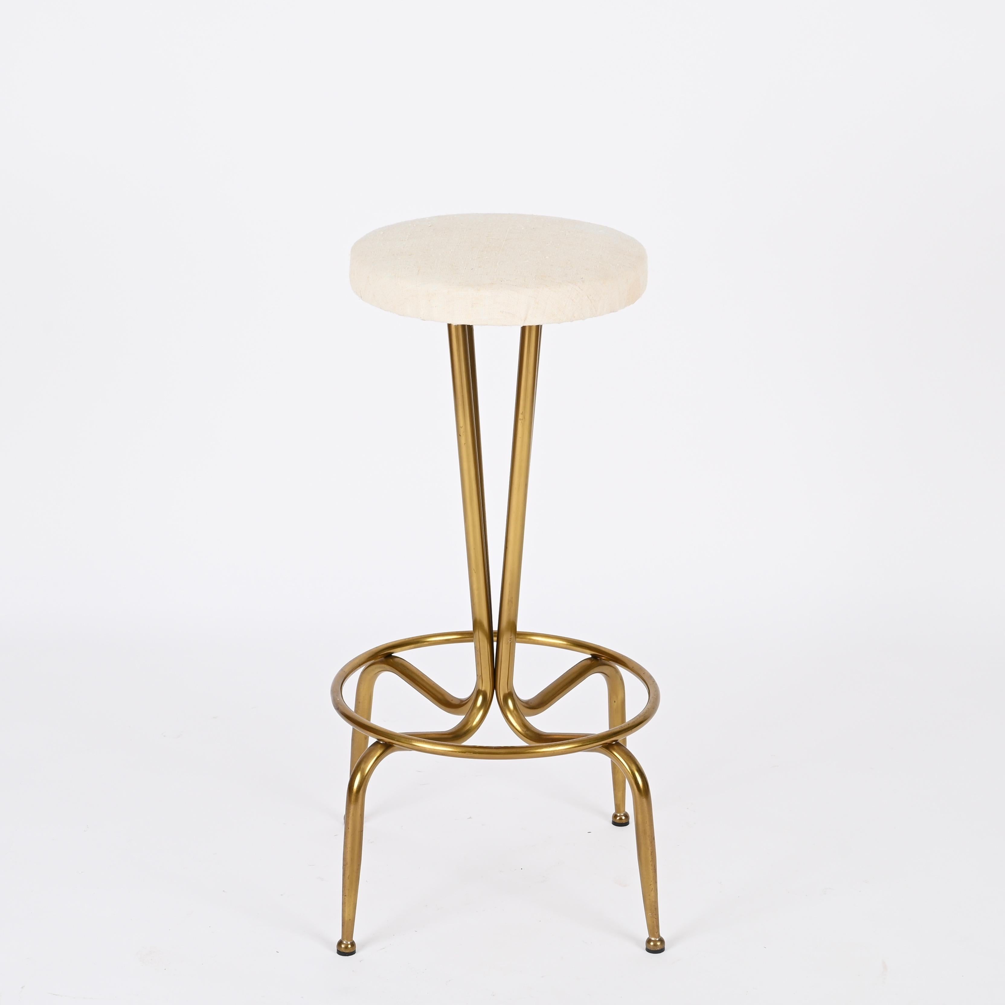 Paire de tabourets de bar italiens du milieu du siècle en laiton doré et tissu blanc, années 1950 en vente 3