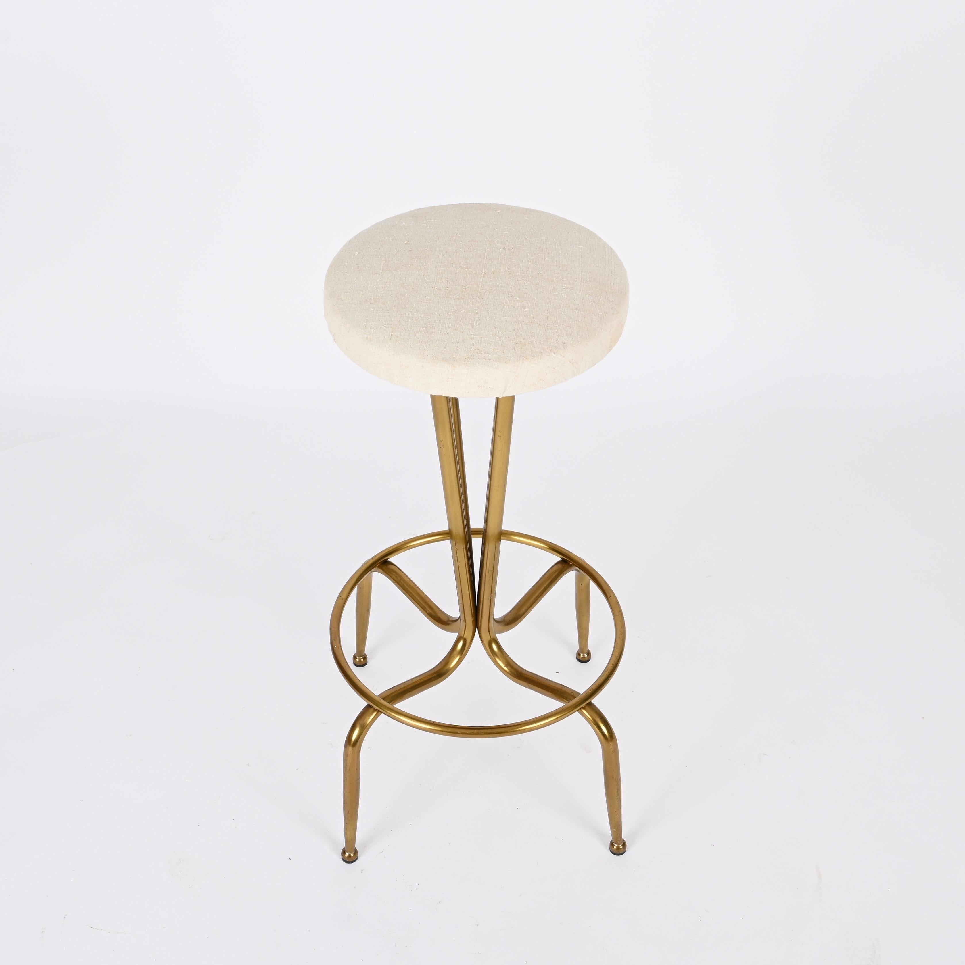 Paire de tabourets de bar italiens du milieu du siècle en laiton doré et tissu blanc, années 1950 en vente 4