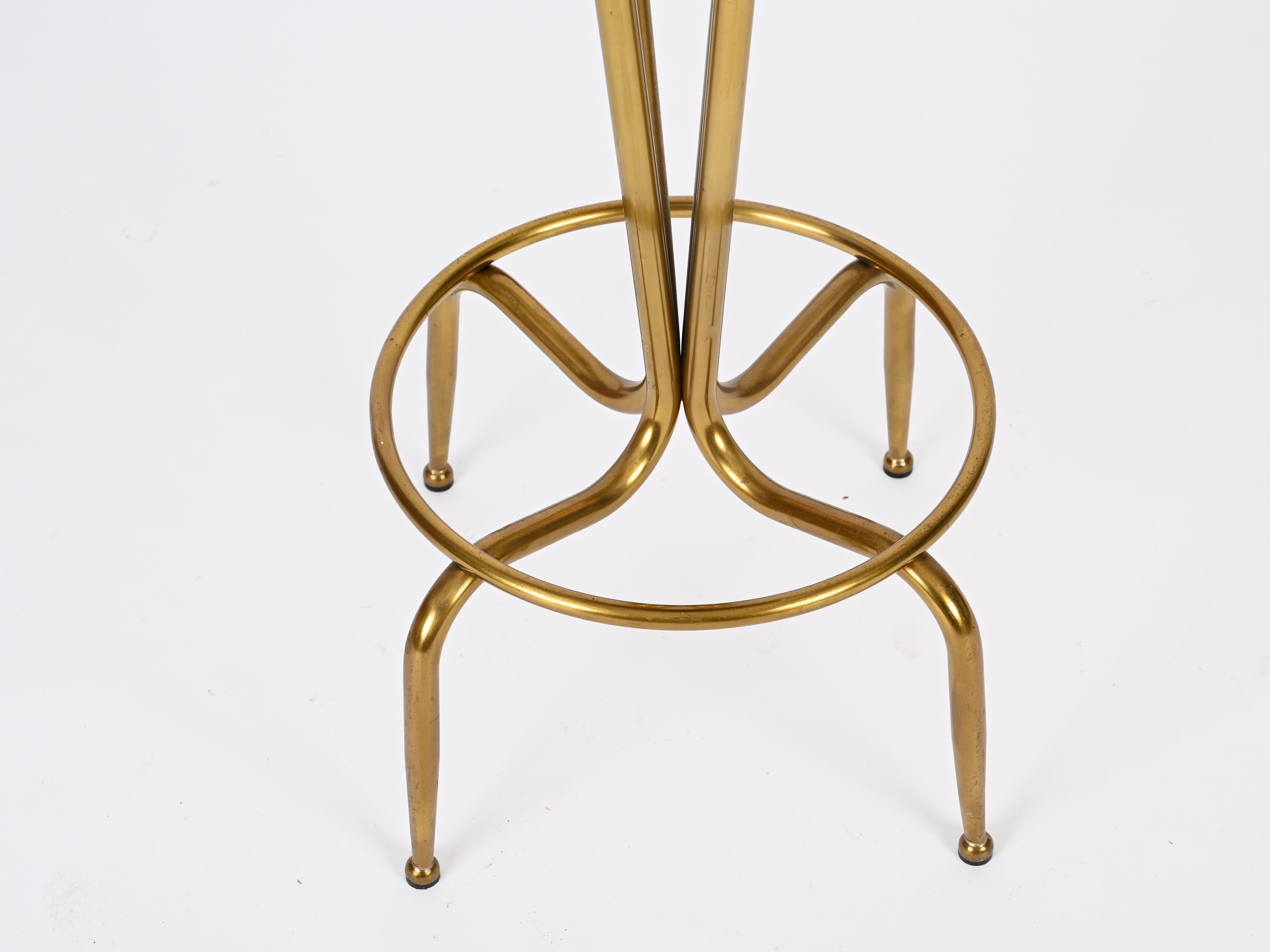 Paire de tabourets de bar italiens du milieu du siècle en laiton doré et tissu blanc, années 1950 en vente 5