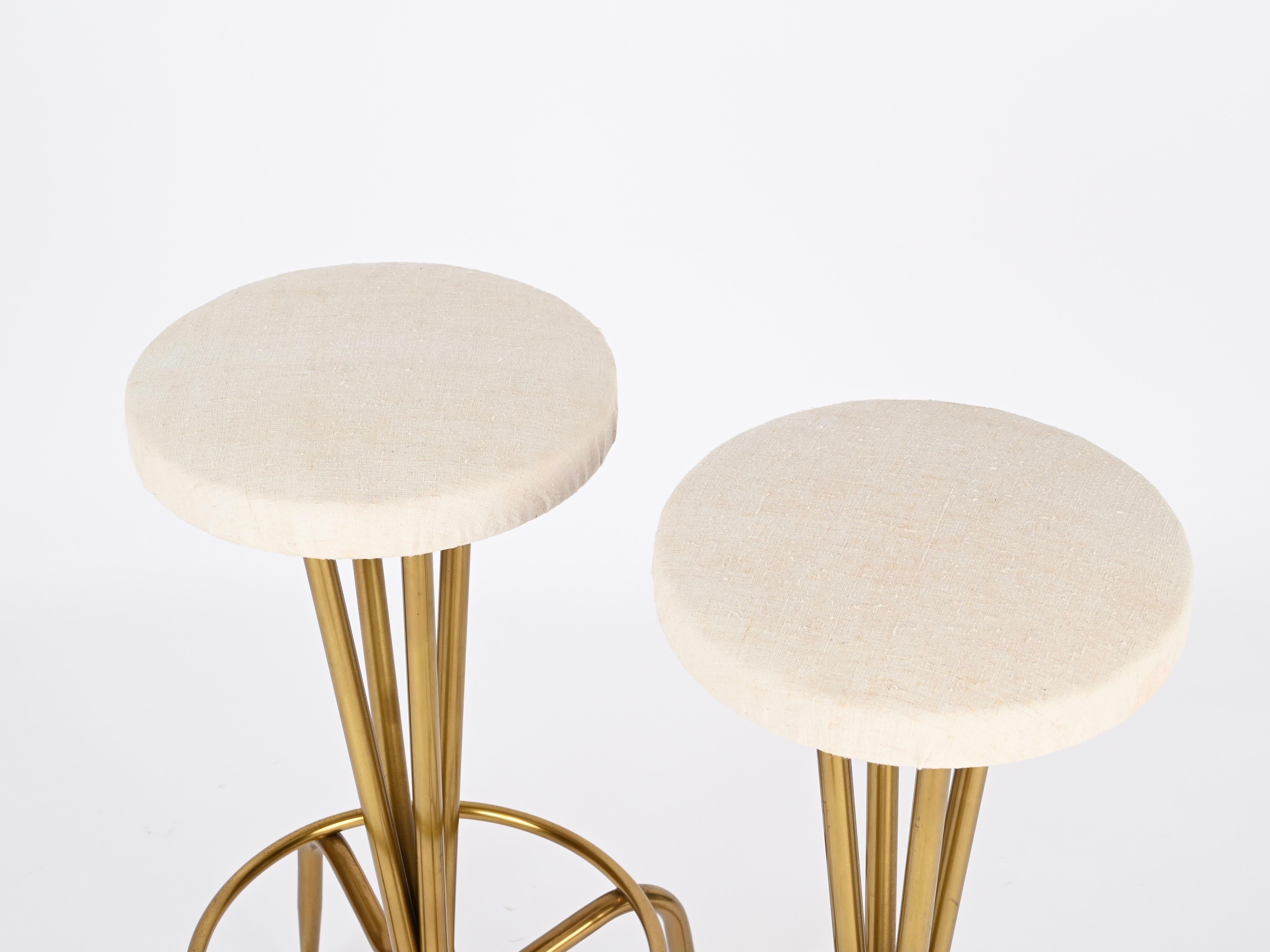 Mid-Century Modern Paire de tabourets de bar italiens du milieu du siècle en laiton doré et tissu blanc, années 1950 en vente