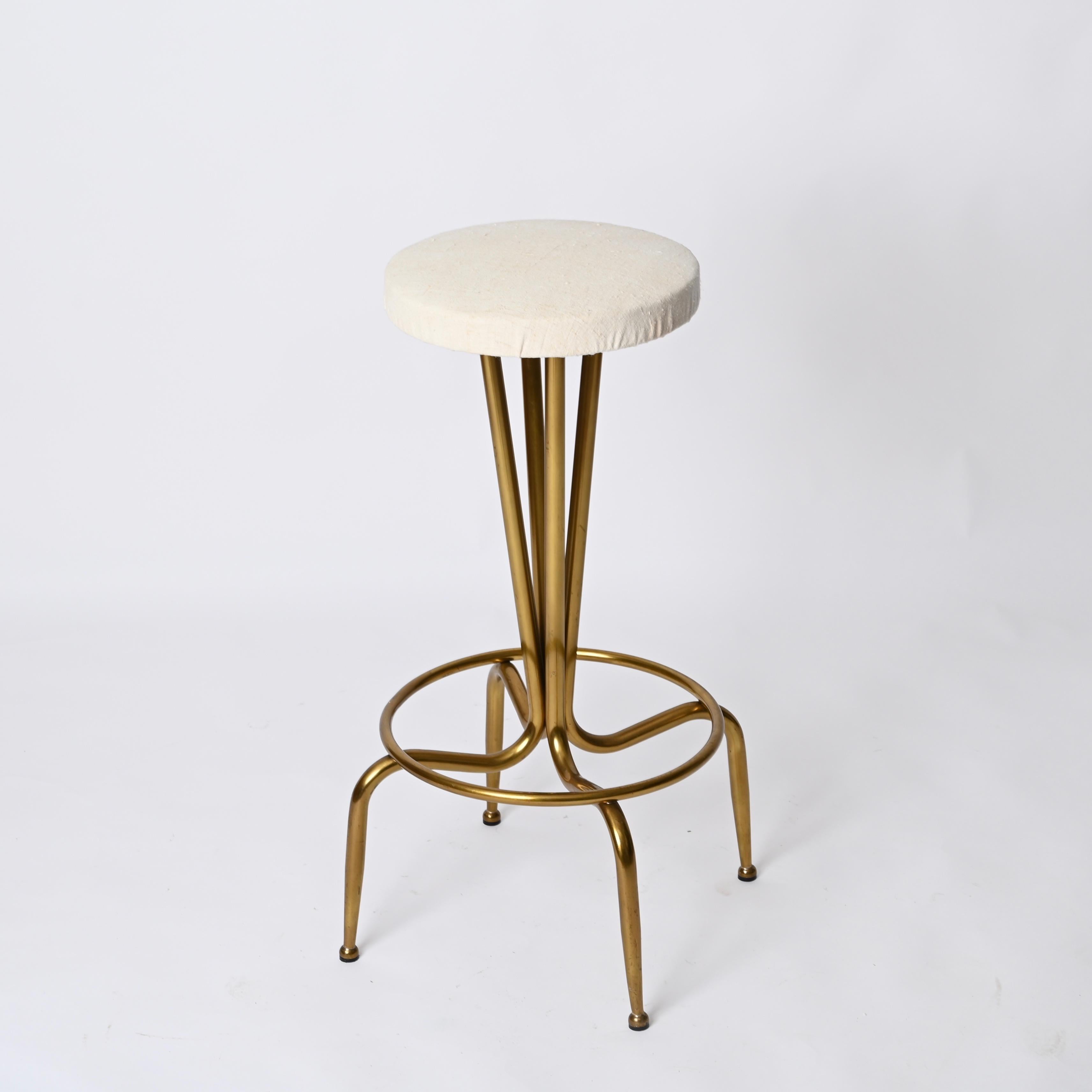 Doré Paire de tabourets de bar italiens du milieu du siècle en laiton doré et tissu blanc, années 1950 en vente