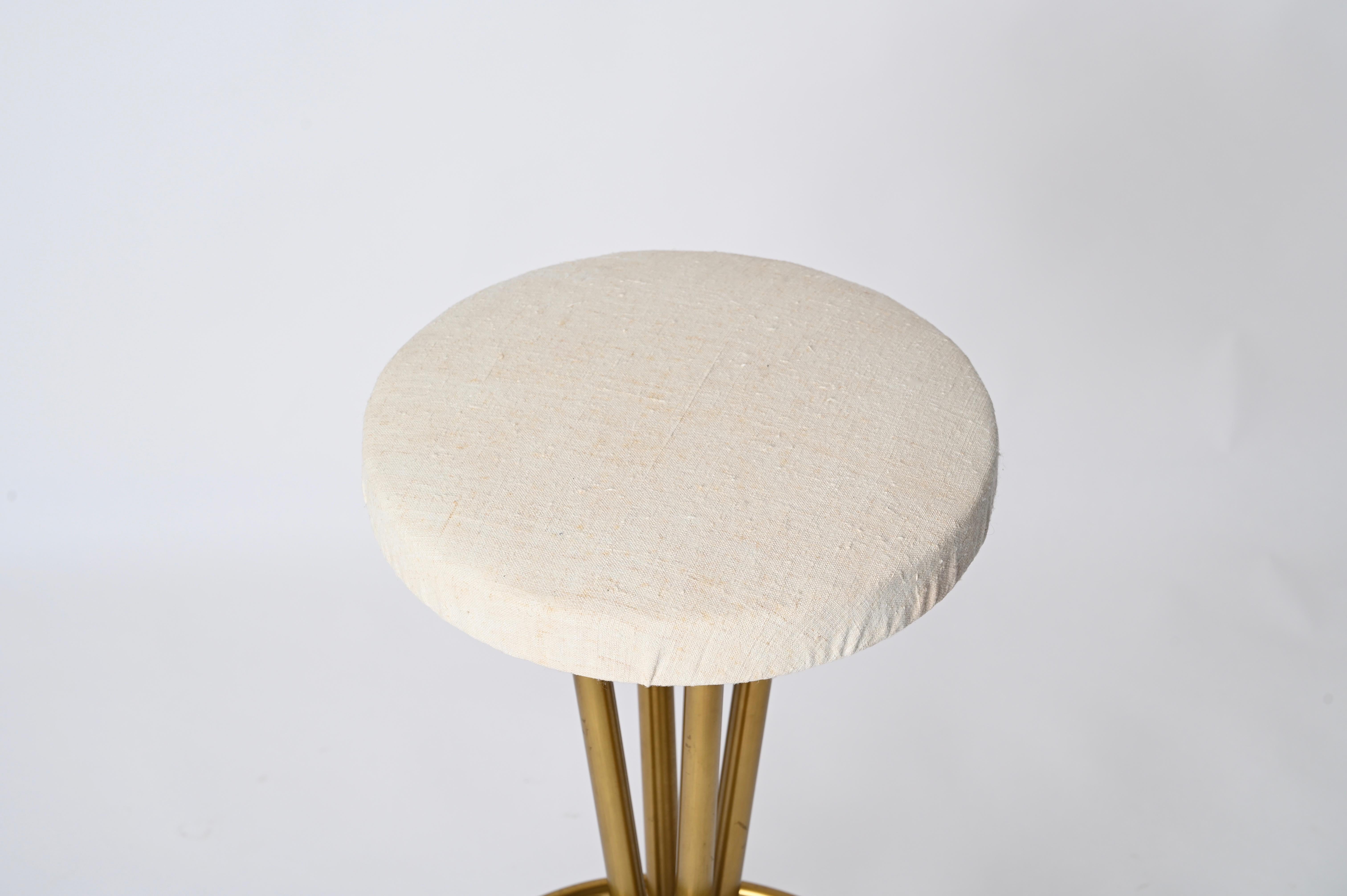 Paire de tabourets de bar italiens du milieu du siècle en laiton doré et tissu blanc, années 1950 Bon état - En vente à Roma, IT