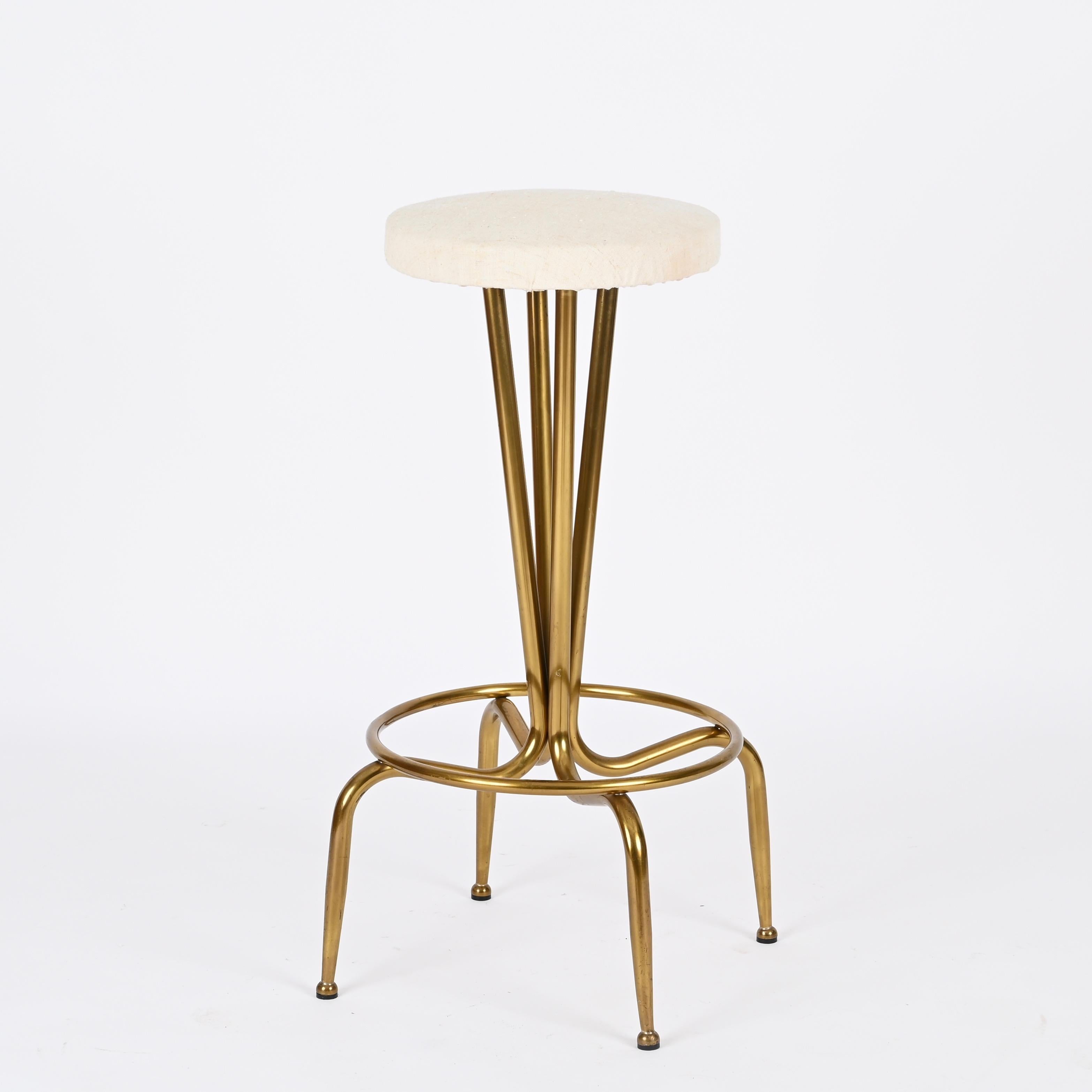 Milieu du XXe siècle Paire de tabourets de bar italiens du milieu du siècle en laiton doré et tissu blanc, années 1950 en vente