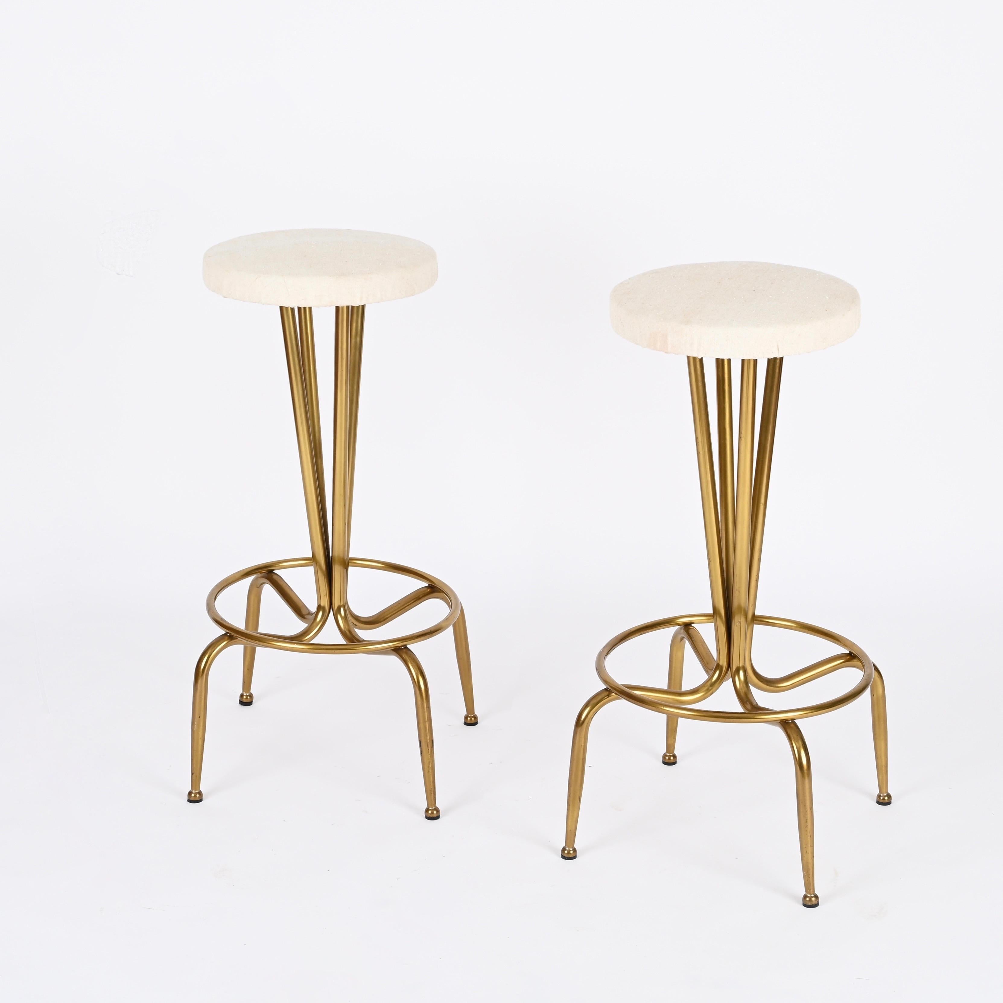 Laiton Paire de tabourets de bar italiens du milieu du siècle en laiton doré et tissu blanc, années 1950 en vente