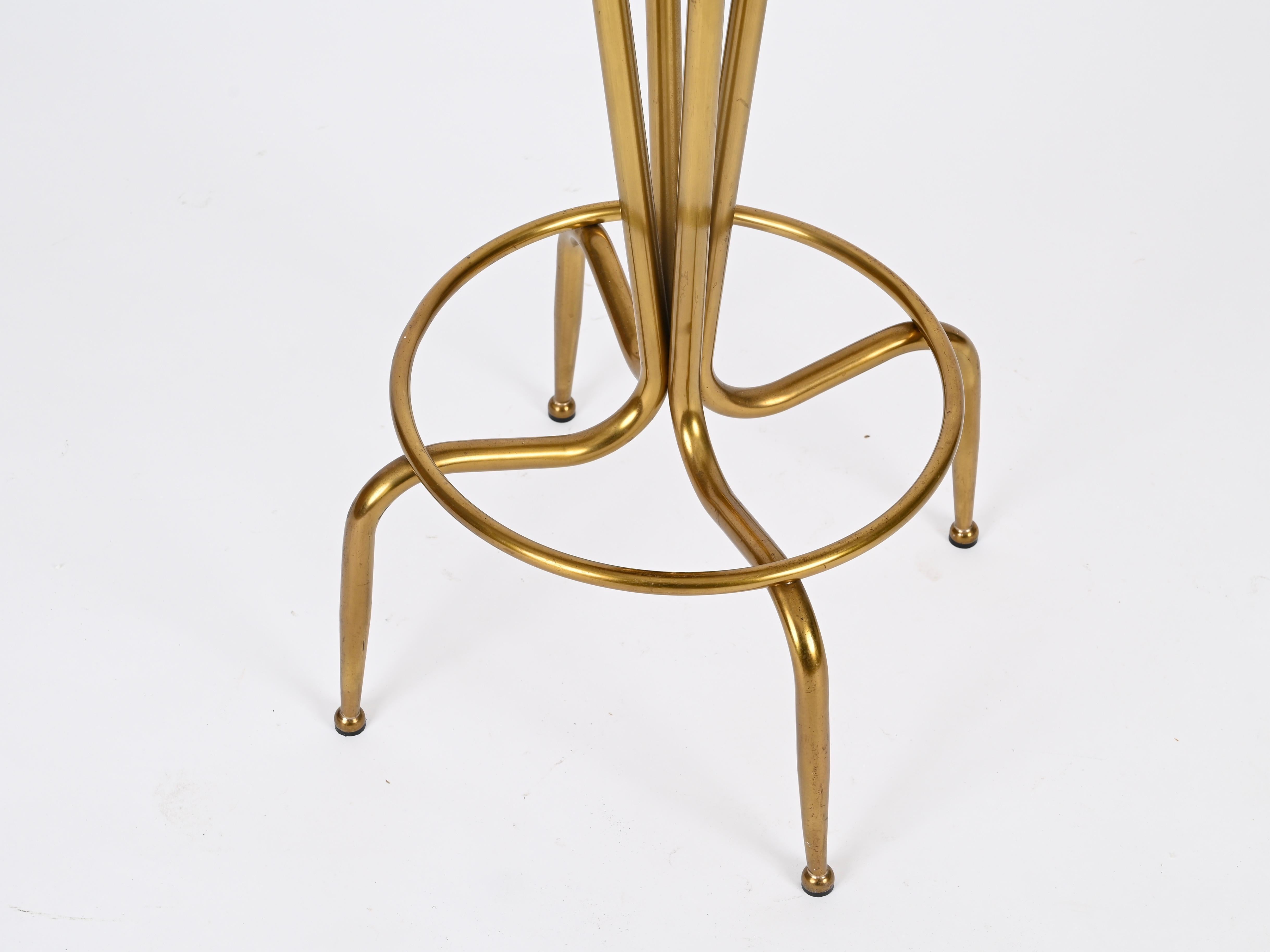 Paire de tabourets de bar italiens du milieu du siècle en laiton doré et tissu blanc, années 1950 en vente 1