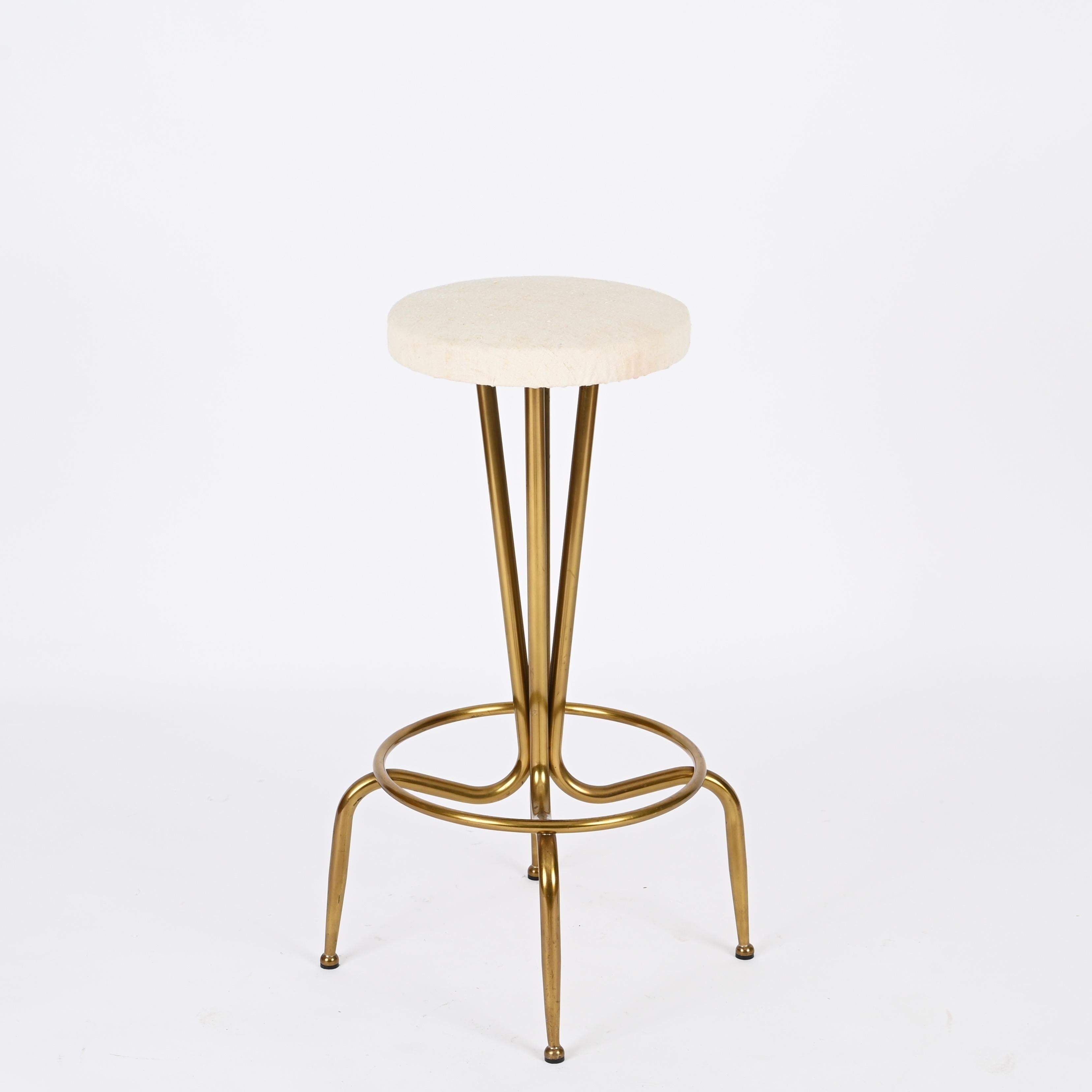 Paire de tabourets de bar italiens du milieu du siècle en laiton doré et tissu blanc, années 1950 en vente 2