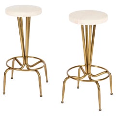 Paire de tabourets de bar italiens du milieu du siècle en laiton doré et tissu blanc, années 1950