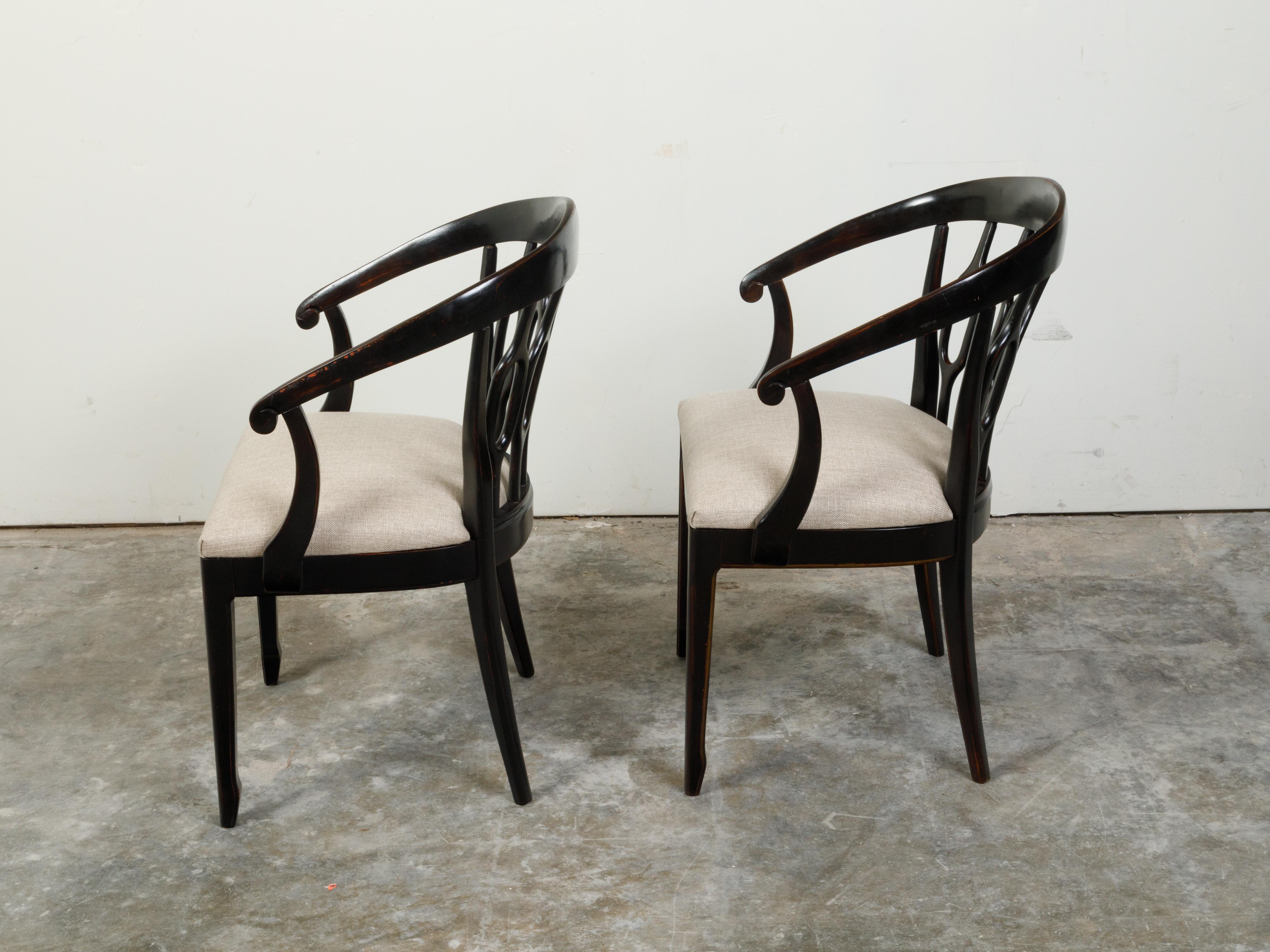 Paire de fauteuils italiens du milieu du siècle dernier en fer à cheval noir avec revêtement en lin neuf Bon état - En vente à Atlanta, GA
