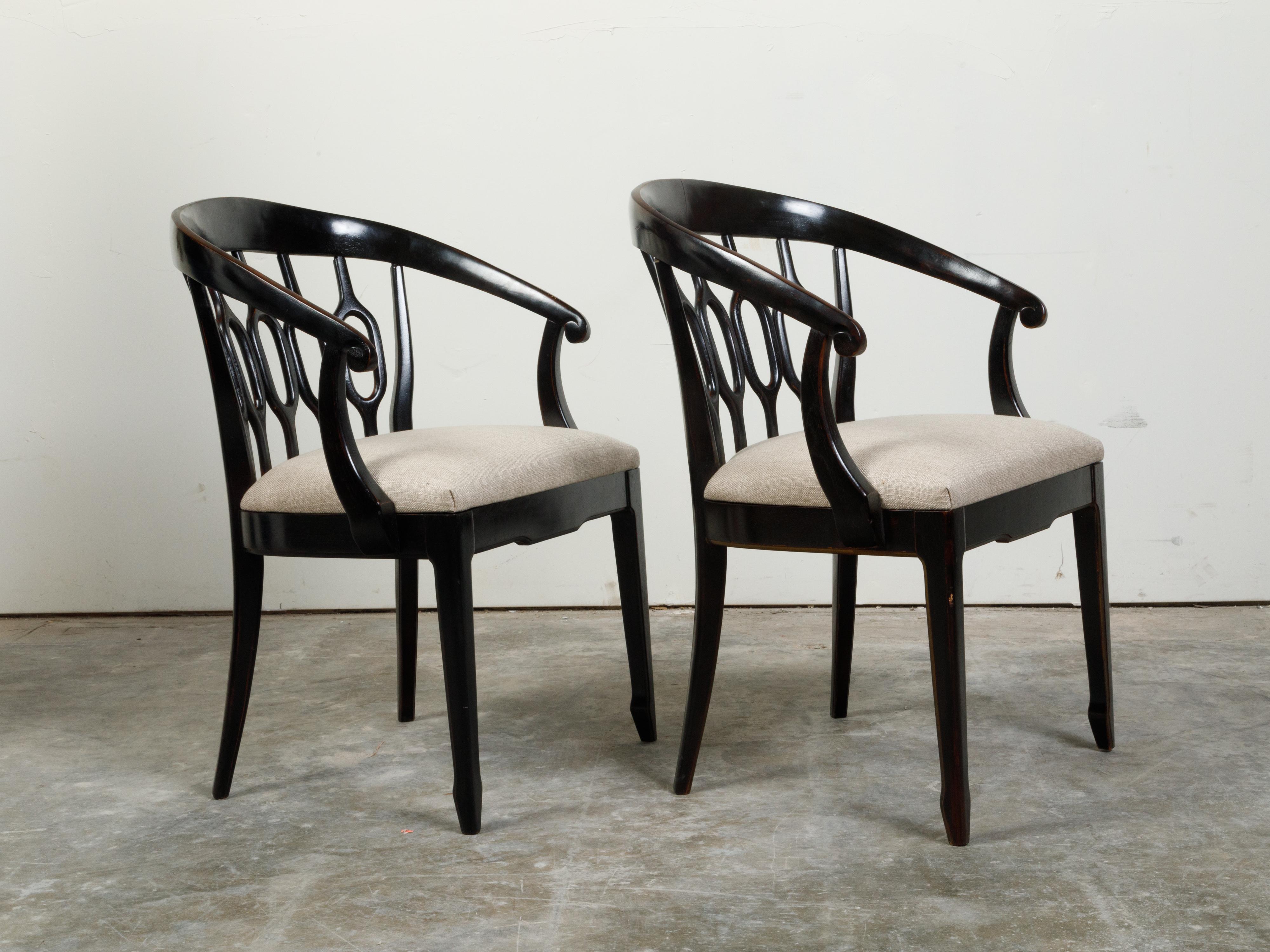 Paire de fauteuils italiens du milieu du siècle dernier en fer à cheval noir avec revêtement en lin neuf en vente 1