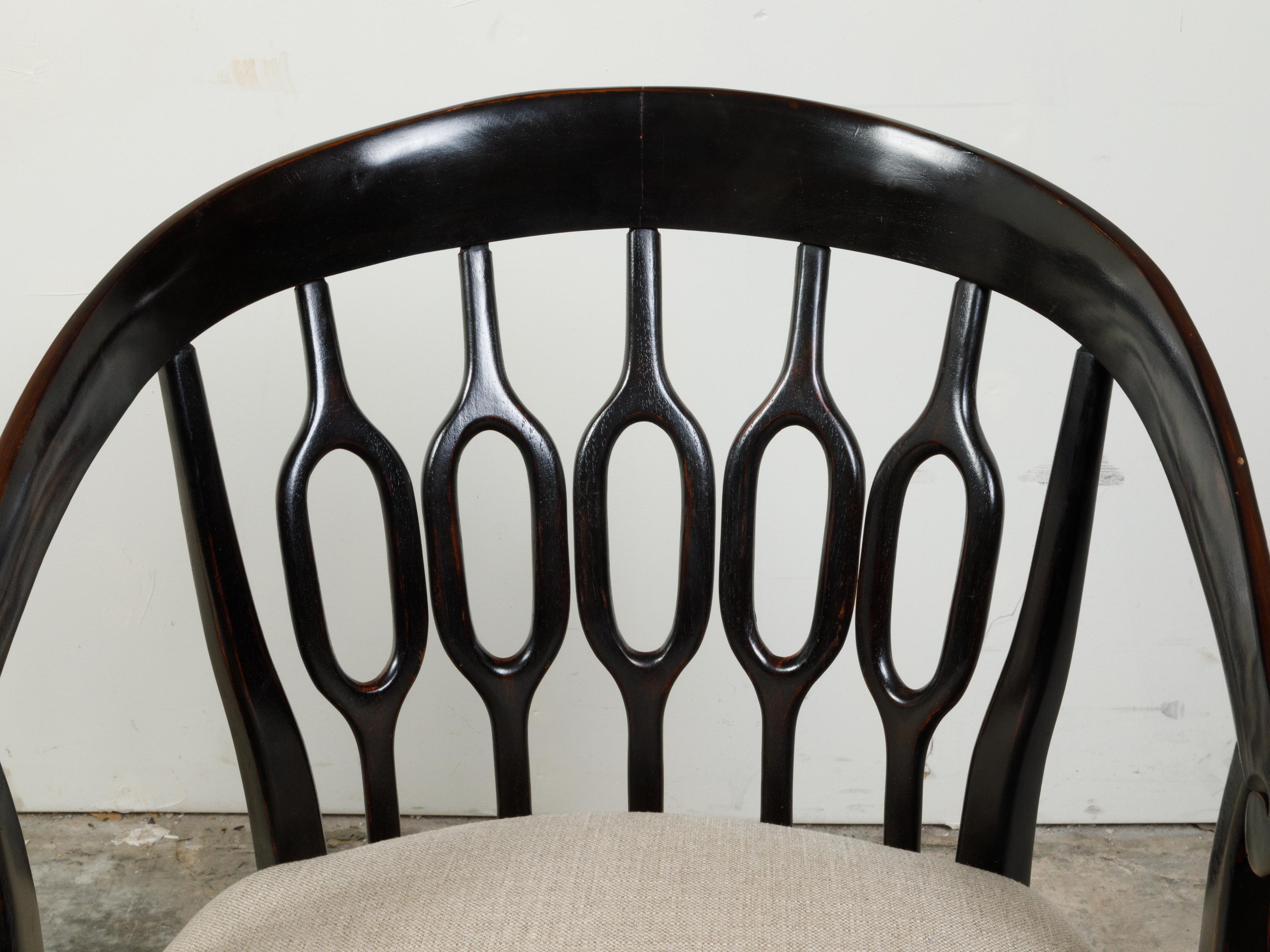 Paire de fauteuils italiens du milieu du siècle dernier en fer à cheval noir avec revêtement en lin neuf en vente 3