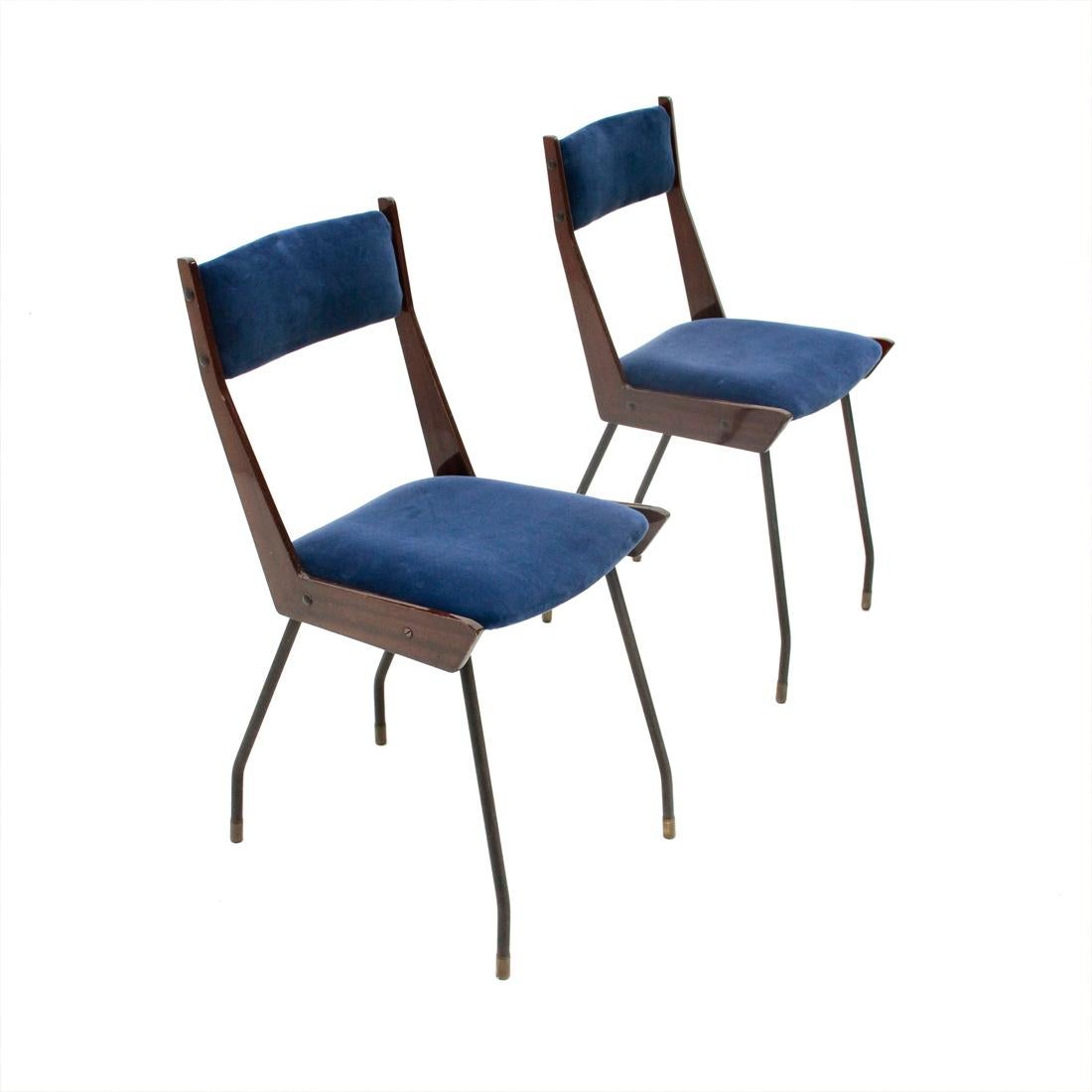 Pair of chairs produced in the 1950s by RB Rossana.
Seat and back in curved plywood padded and lined with new blue velvet fabric.
Side structure in lacquered wood.
Legs in black painted metal with brass terminals.
Good general condition, some
