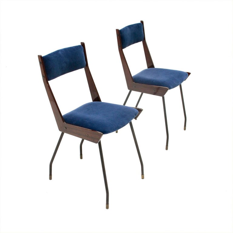 Pair of chairs produced in the 1950s by RB Rossana.
Seat and back in curved plywood padded and lined with new blue velvet fabric.
Side structure in lacquered wood.
Legs in black painted metal with brass terminals.
Good general condition, some