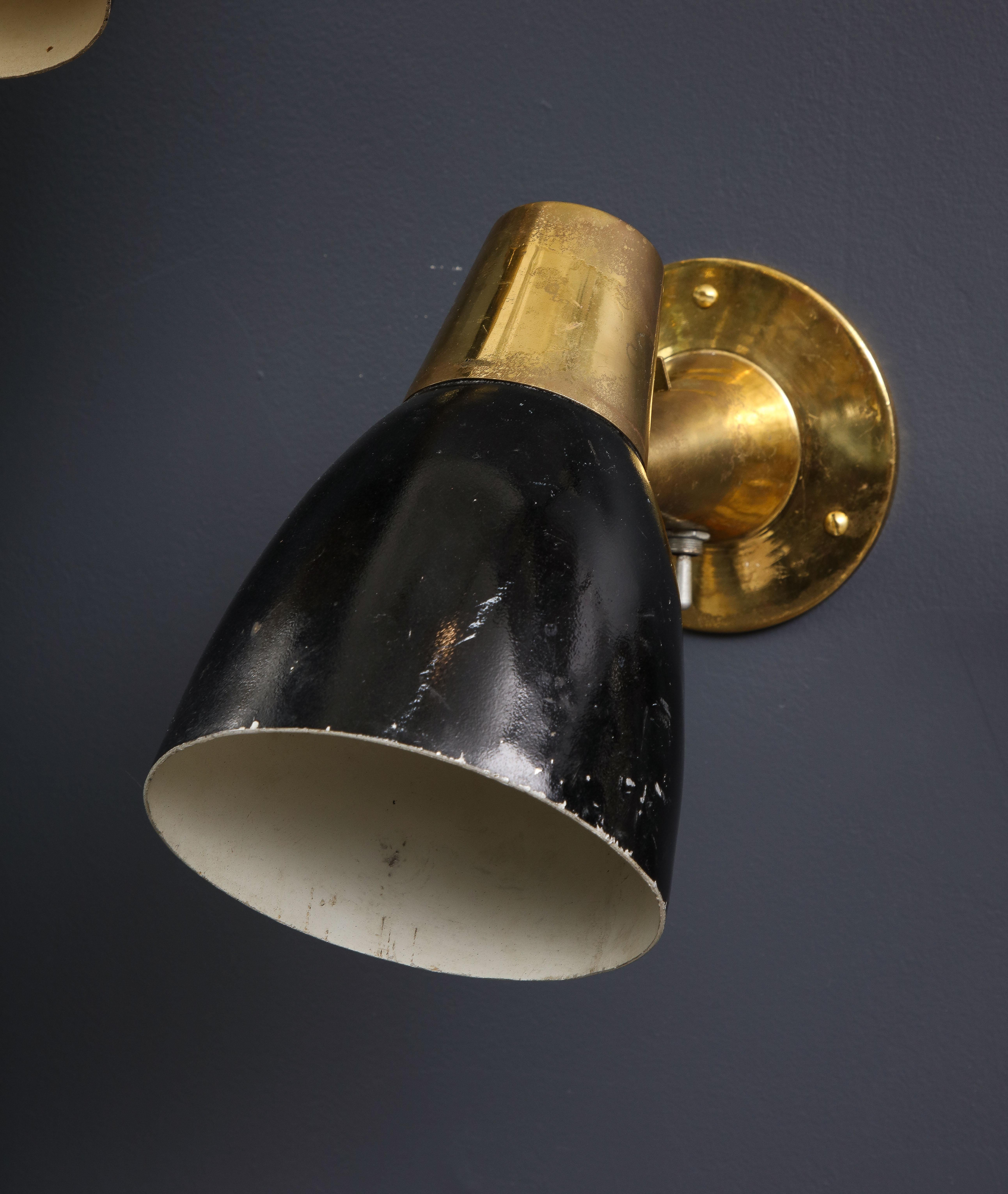 Pair of Midcentury Italian Brass and Enameled Steel Sconces, 1950s For Sale 1
