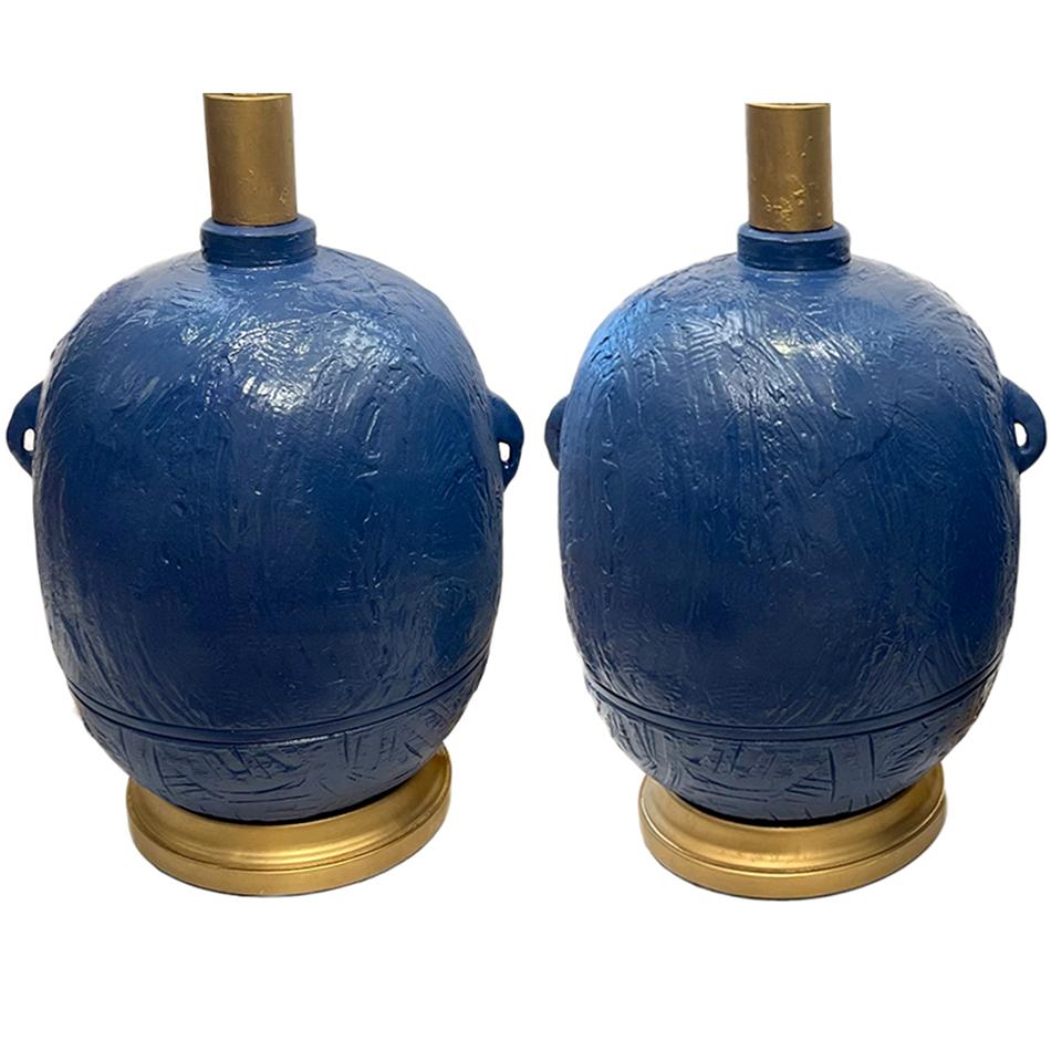Paar italienische glasierte Porzellanlampen aus den 1960er Jahren mit vergoldeten Sockeln.

Abmessungen:
Höhe des Körpers: 15